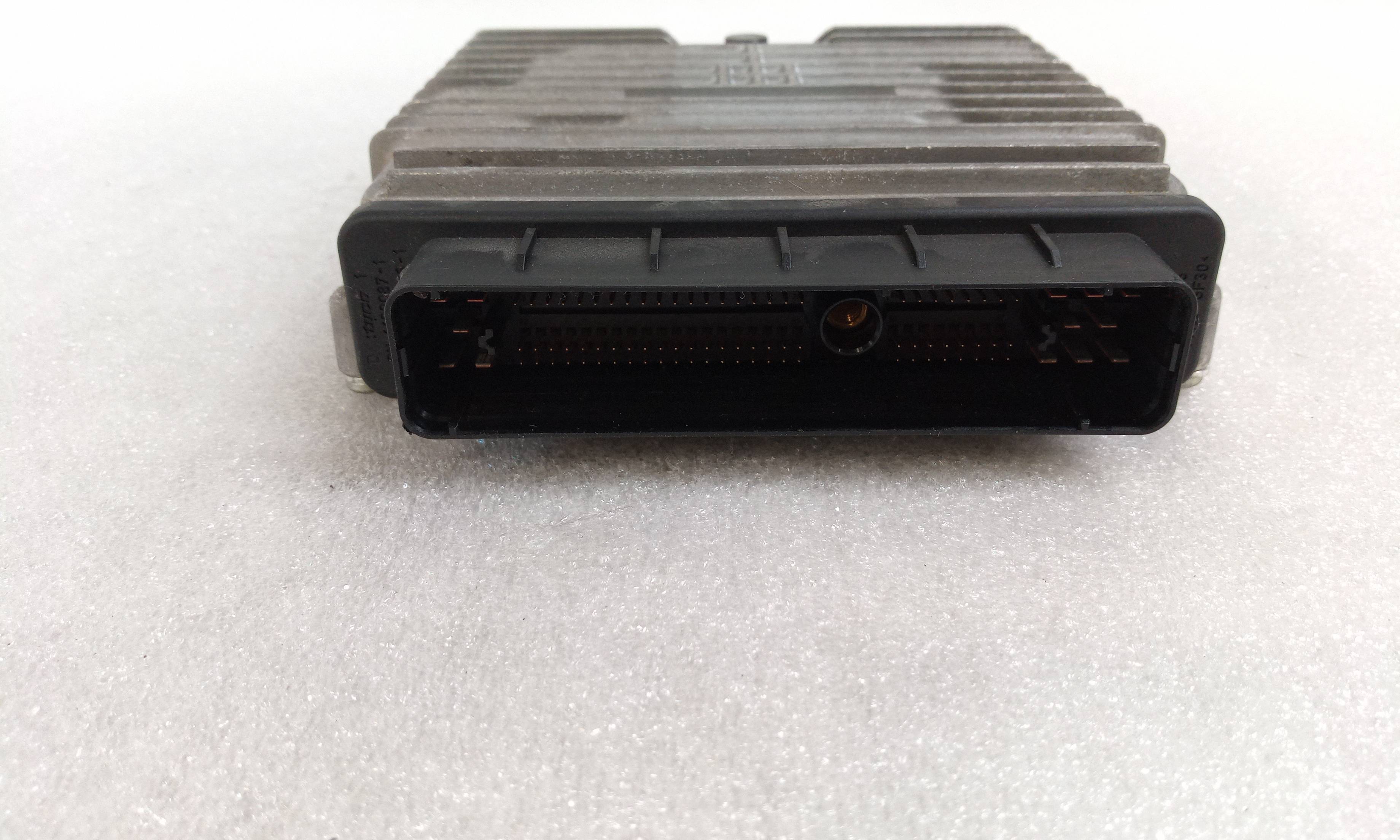 Switchboard engine uce 4S7112A650JB de Ford Mondeo iii sedán (b4y) 2000-2007 - pieza usada