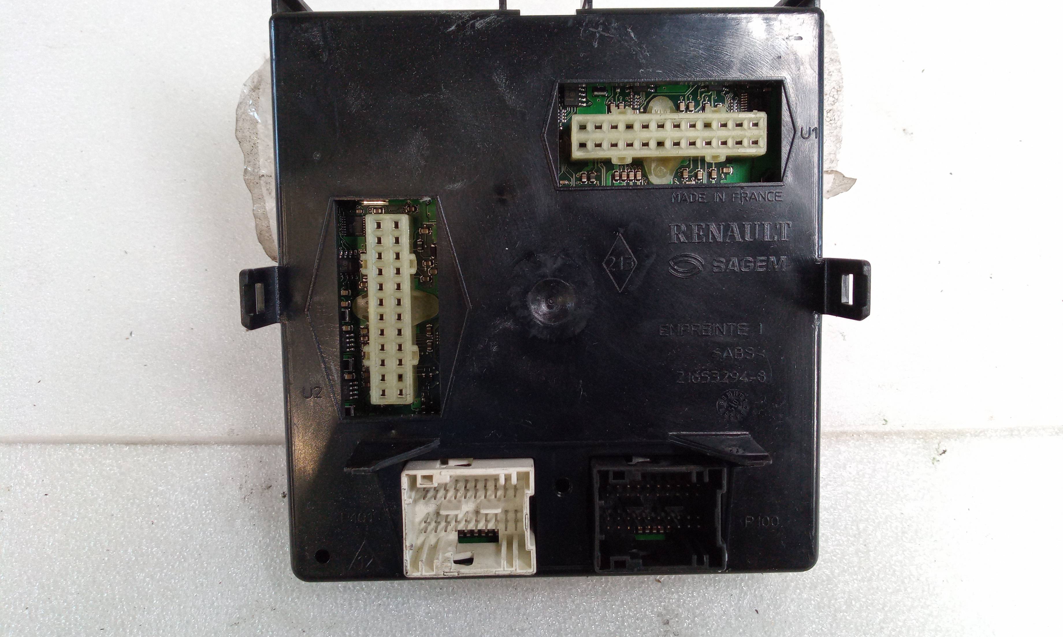 Caja de relés / fusibles 8200360061 de Renault Vel satis (bj0_) 2002-0 - pieza usada