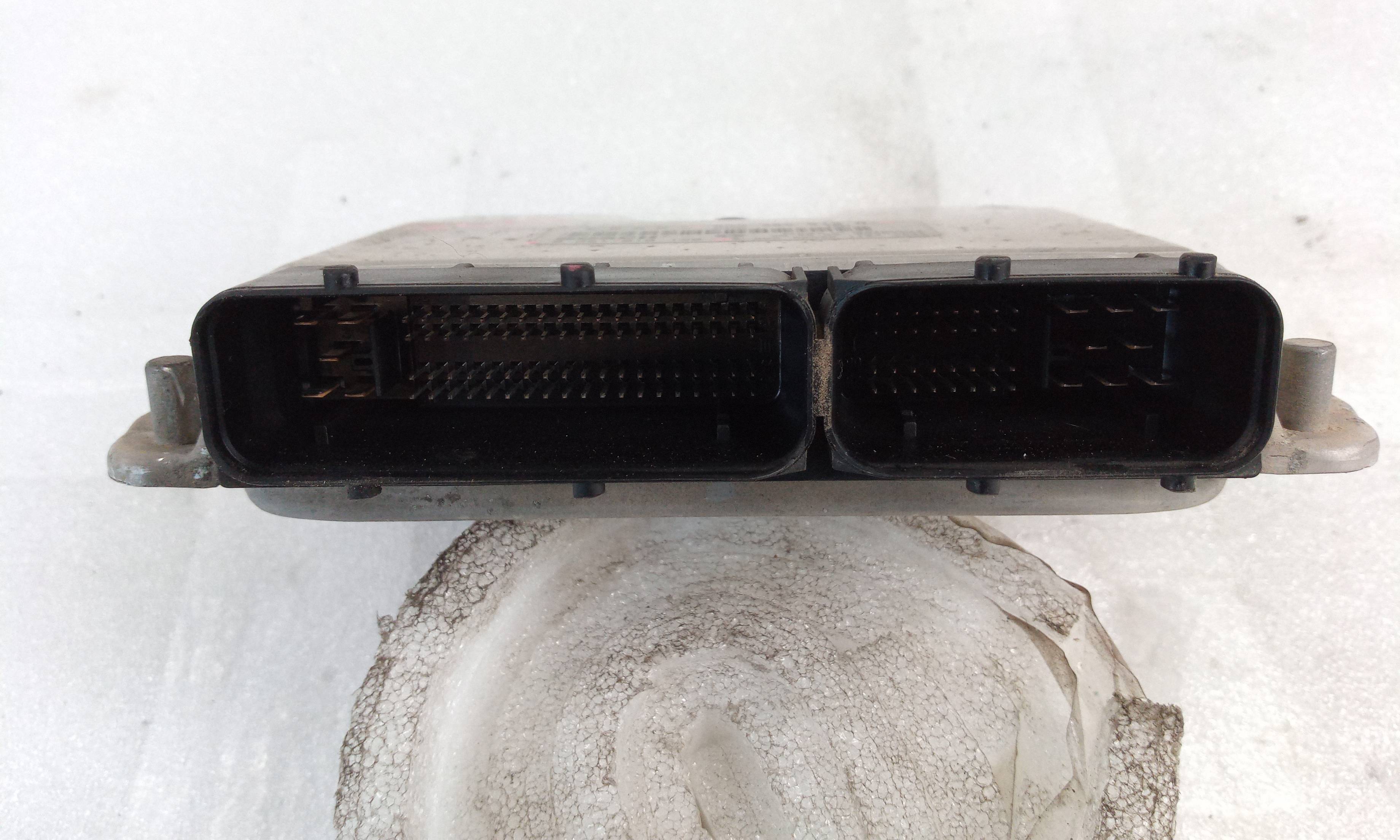 Switchboard engine uce 0281010120 de Audi A3 (8l) 1996-2002 - pieza usada