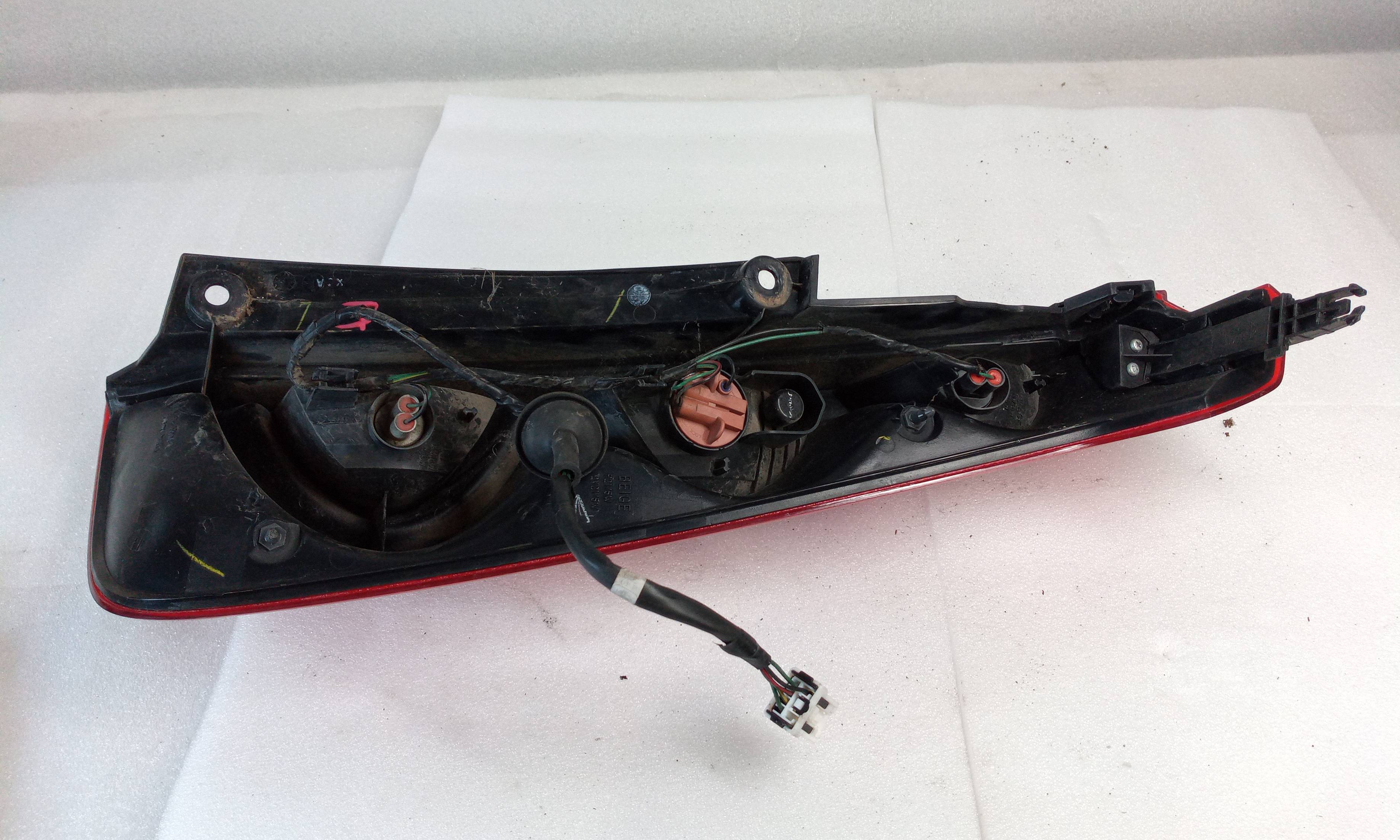 Piloto trasero izquierdo HR16DE 22016752 de Nissan Note (e11e) 2006-2009 - pieza usada