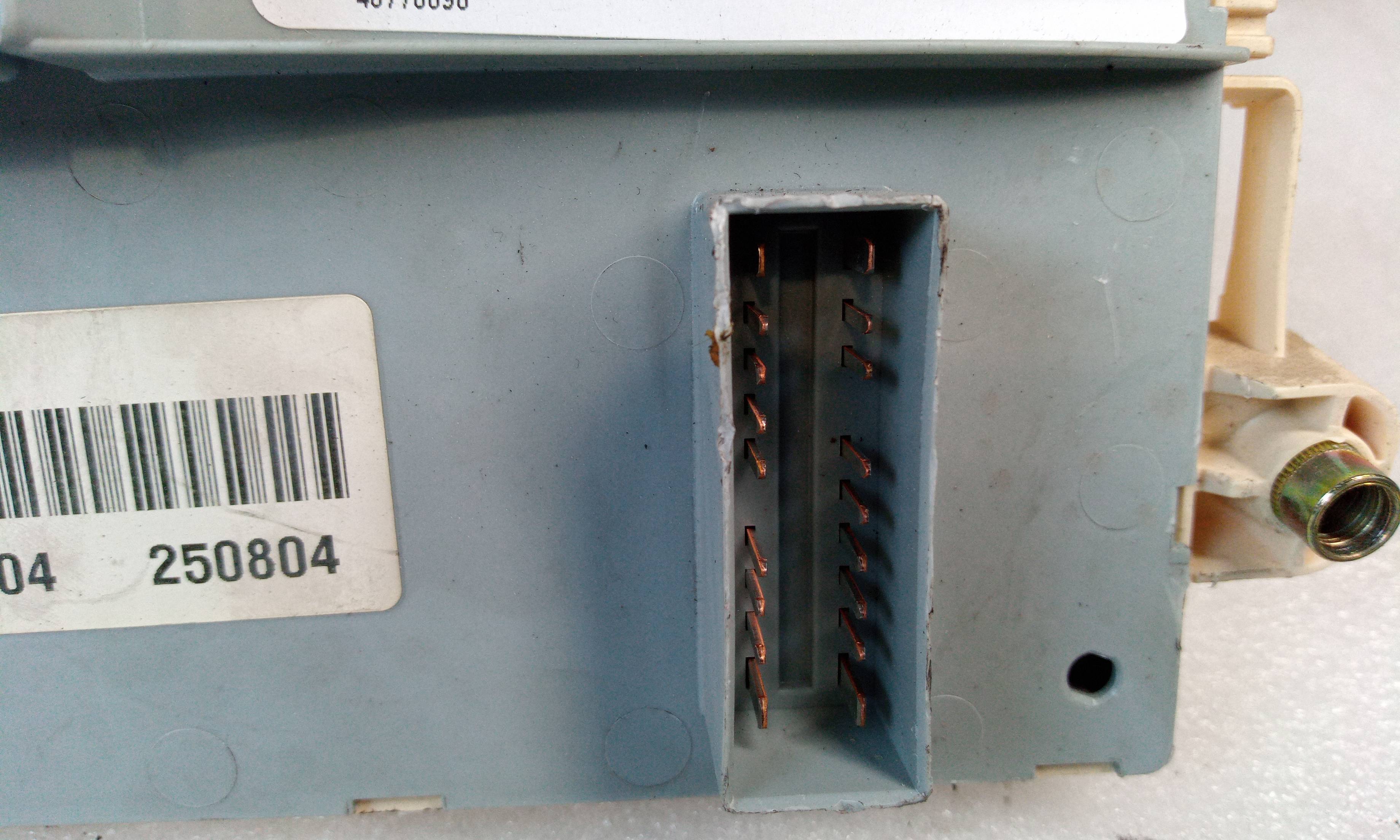 Caija de fusiveis 46778898 de Fiat Stilo (192) 2001-2003 - pieza usada