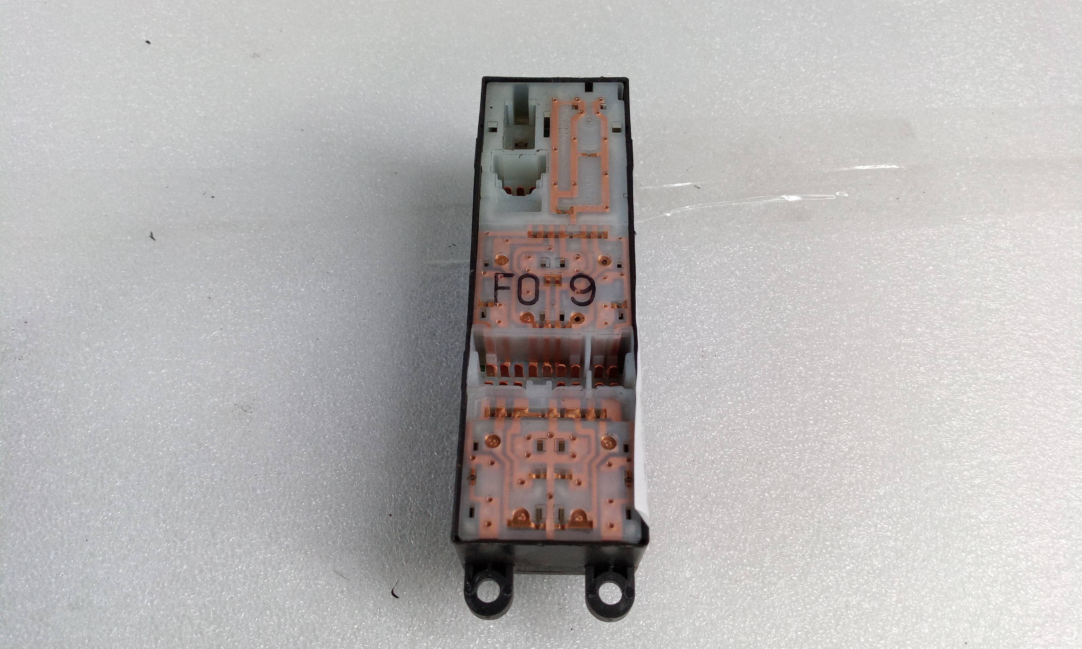 Mando elevalunas delantero izquierdo EJ204 8208 de Subaru Forester (sg_, s11sg) 2005-2008 158 CV - pieza usada