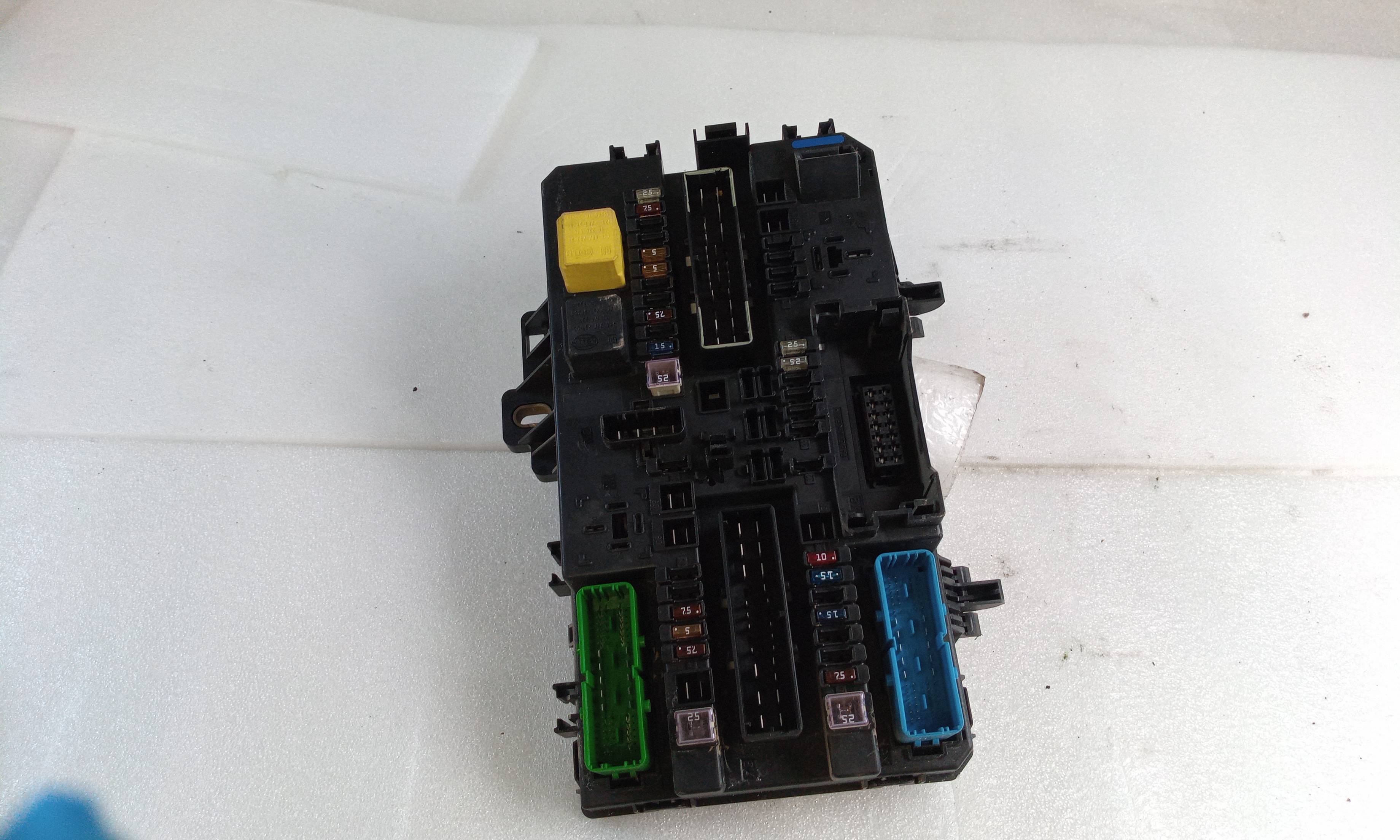 Caja de relés / fusibles 13145018 de Opel Corsa c 2003-2005 - pieza usada