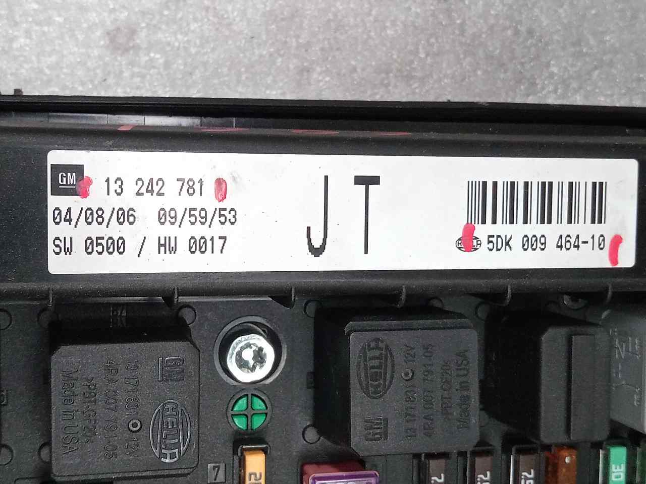 OPEL Astra J (2009-2020) Fuse Box 13242781 25240073