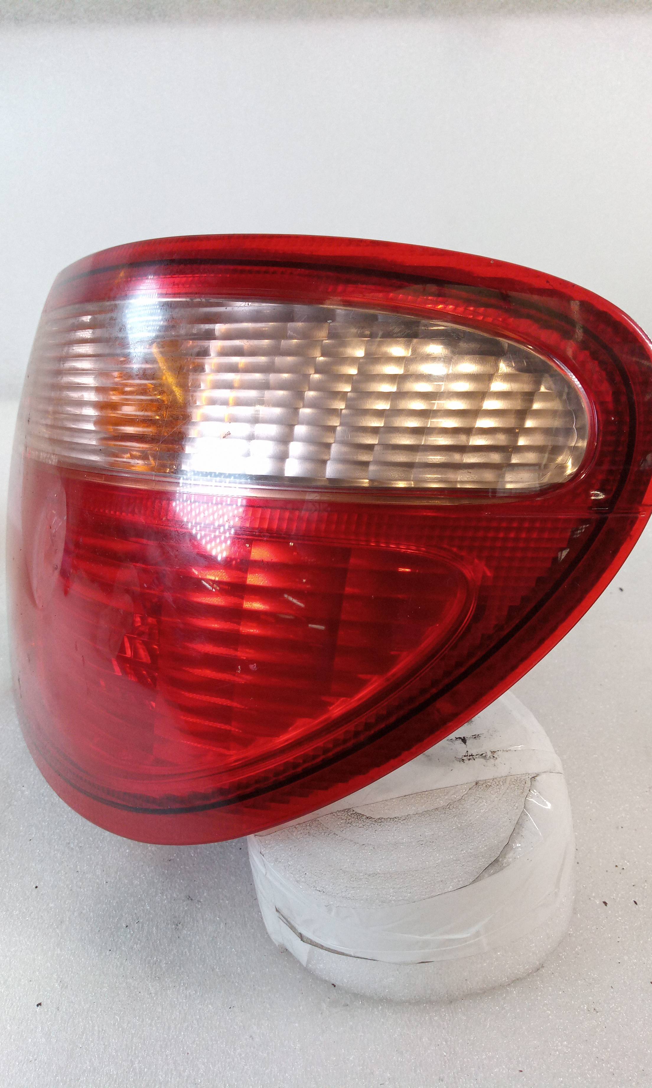 Piloto trasero derecho QC15 9673 de Nissan Almera (n16/e) 2002-2004 - pieza usada