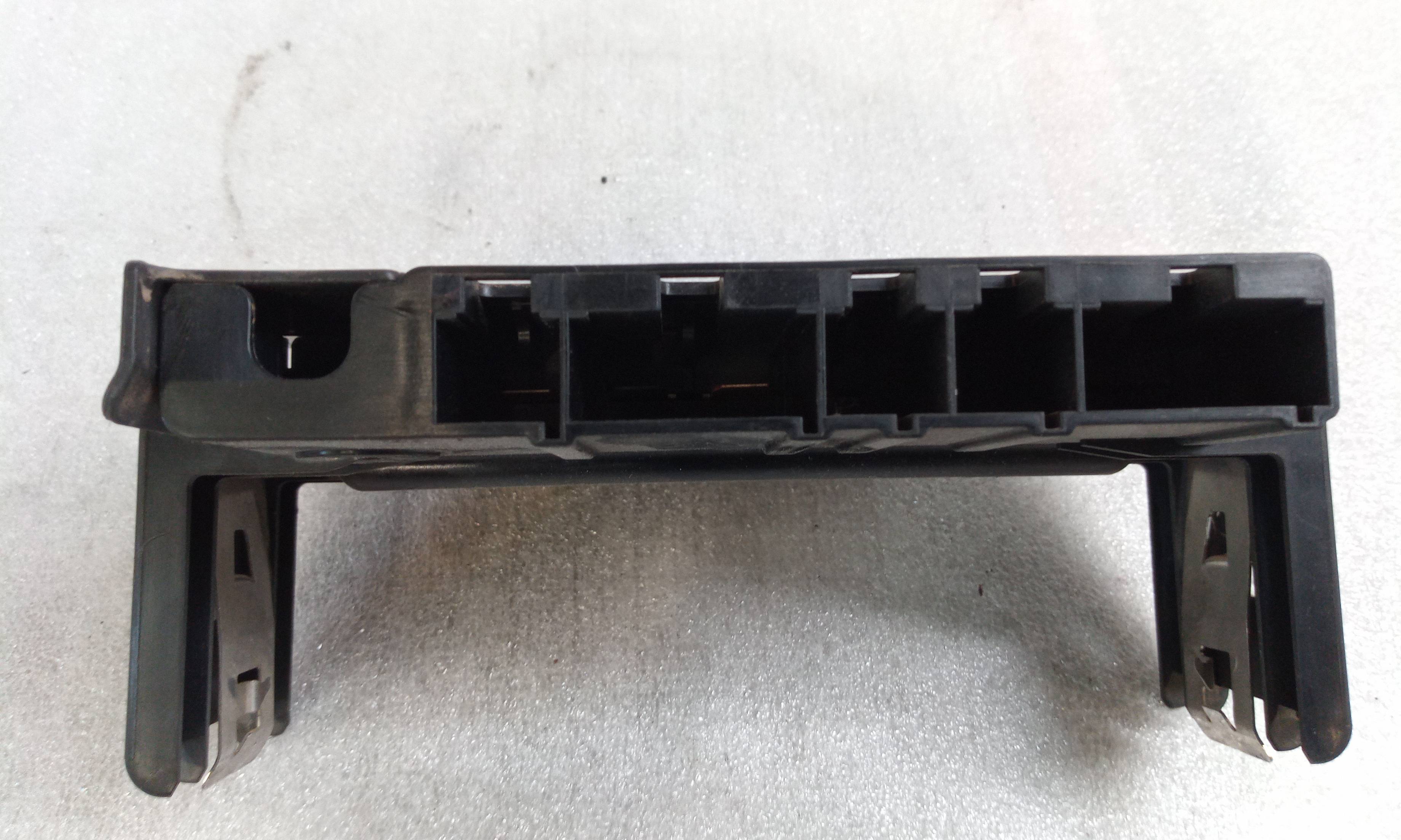 Soporte batería M47N204D4 6936653 de Bmw 1 (e81) 2006-2011 122 CV - pieza usada