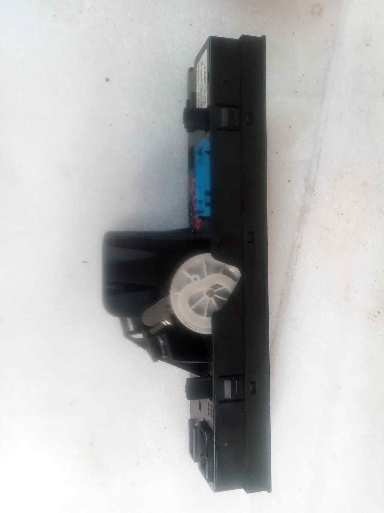 QC15 64118379931 de Nissan Almera (n16/e) 2002-2004 - pieza usada