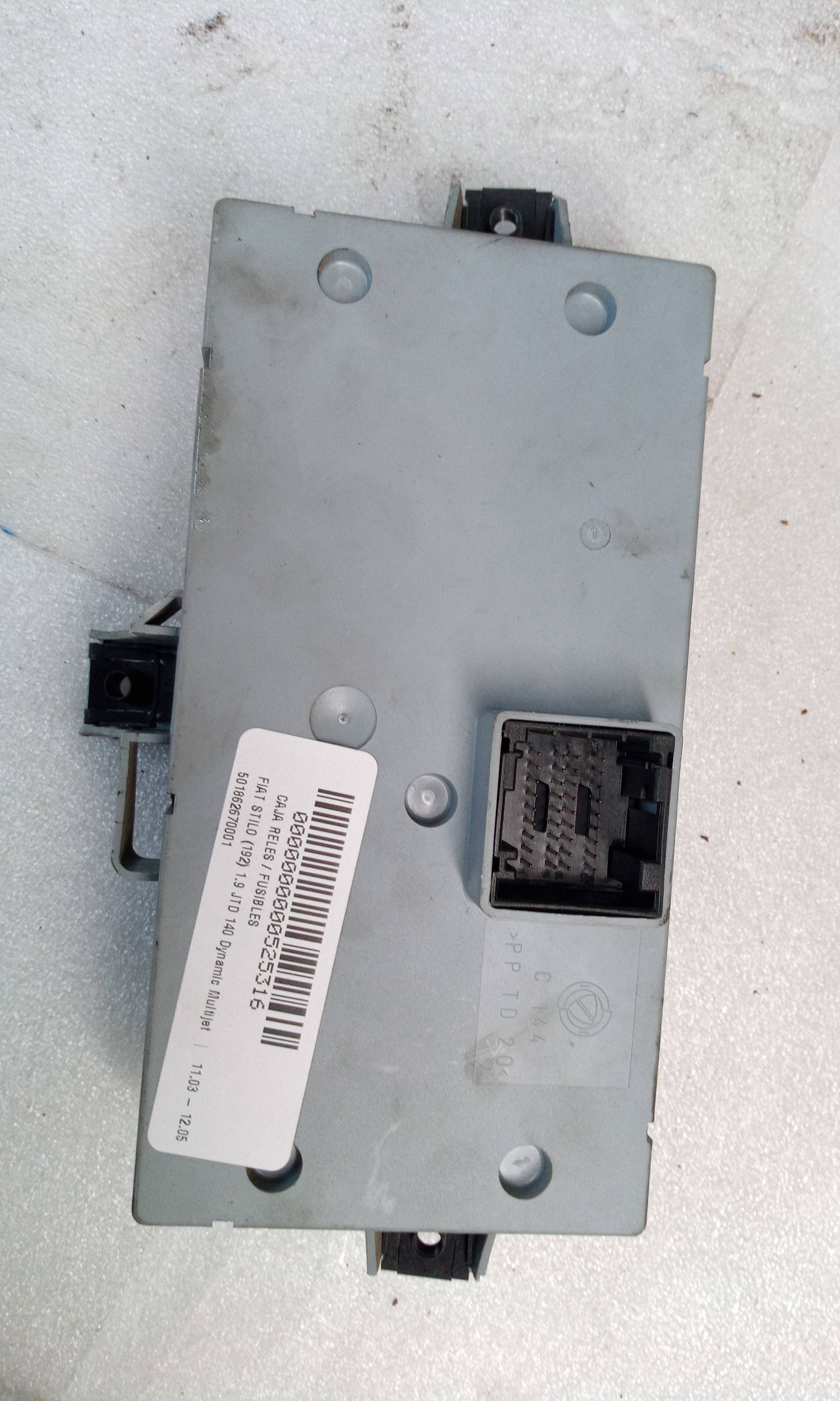 Caja de relés / fusibles 51755130 de Fiat Stilo (192) 2001-2003 - pieza usada