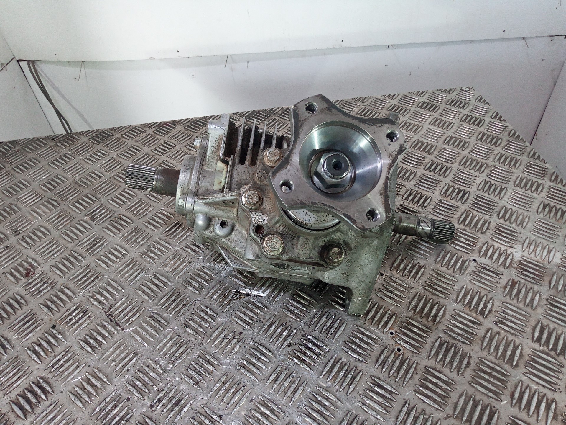 DACIA Duster 1 generation (2010-2017) Front Transfer Case 8200988059 24828889
