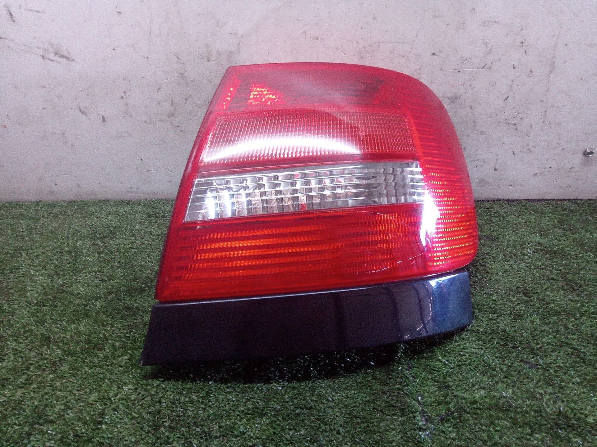 AUDI A4 B5/8D (1994-2001) Rear Right Taillight Lamp 289922 20060583