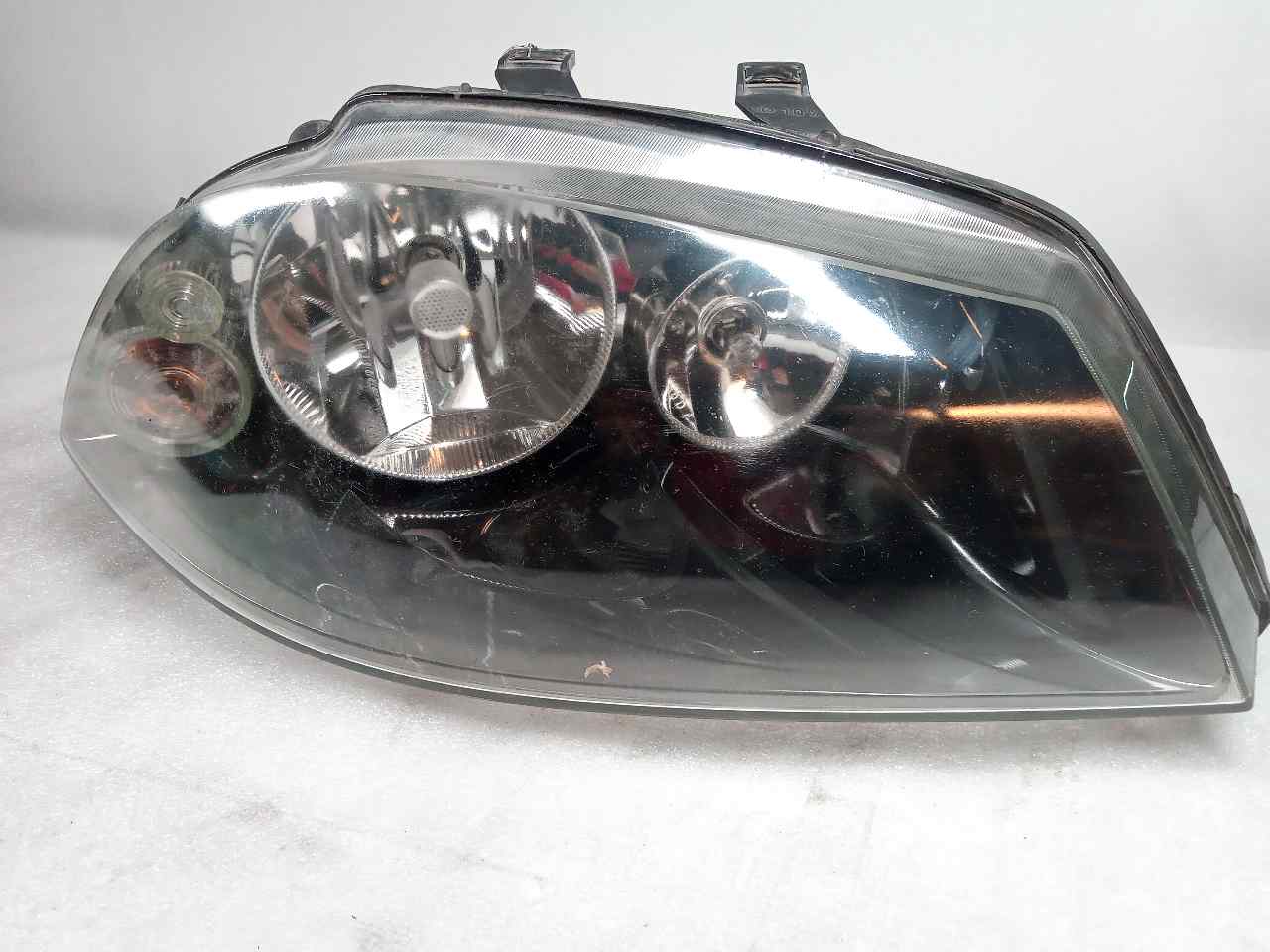 SEAT Ibiza 3 generation (2002-2008) Front Right Headlight 6L1941006E 23803134