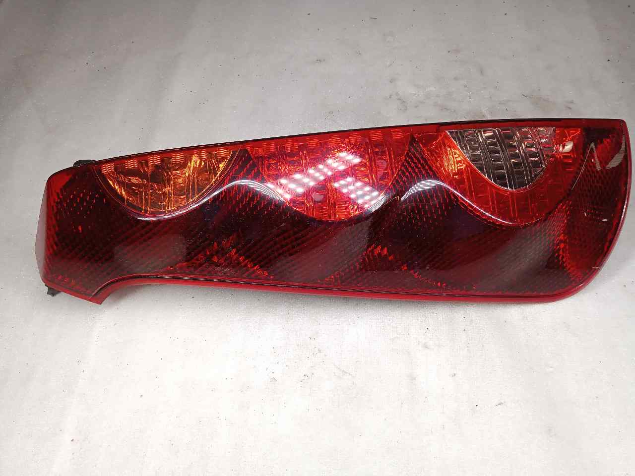 Piloto trasero izquierdo 22016752 de Nissan Note (e11, ne11) 2006-2012 90 CV