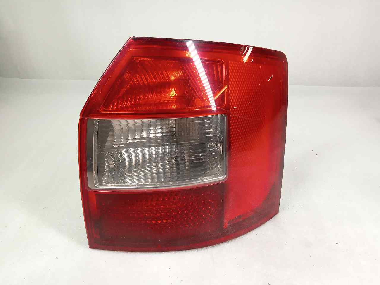 AUDI A4 B6/8E (2000-2005) Rear Right Taillight Lamp 283702 25240239