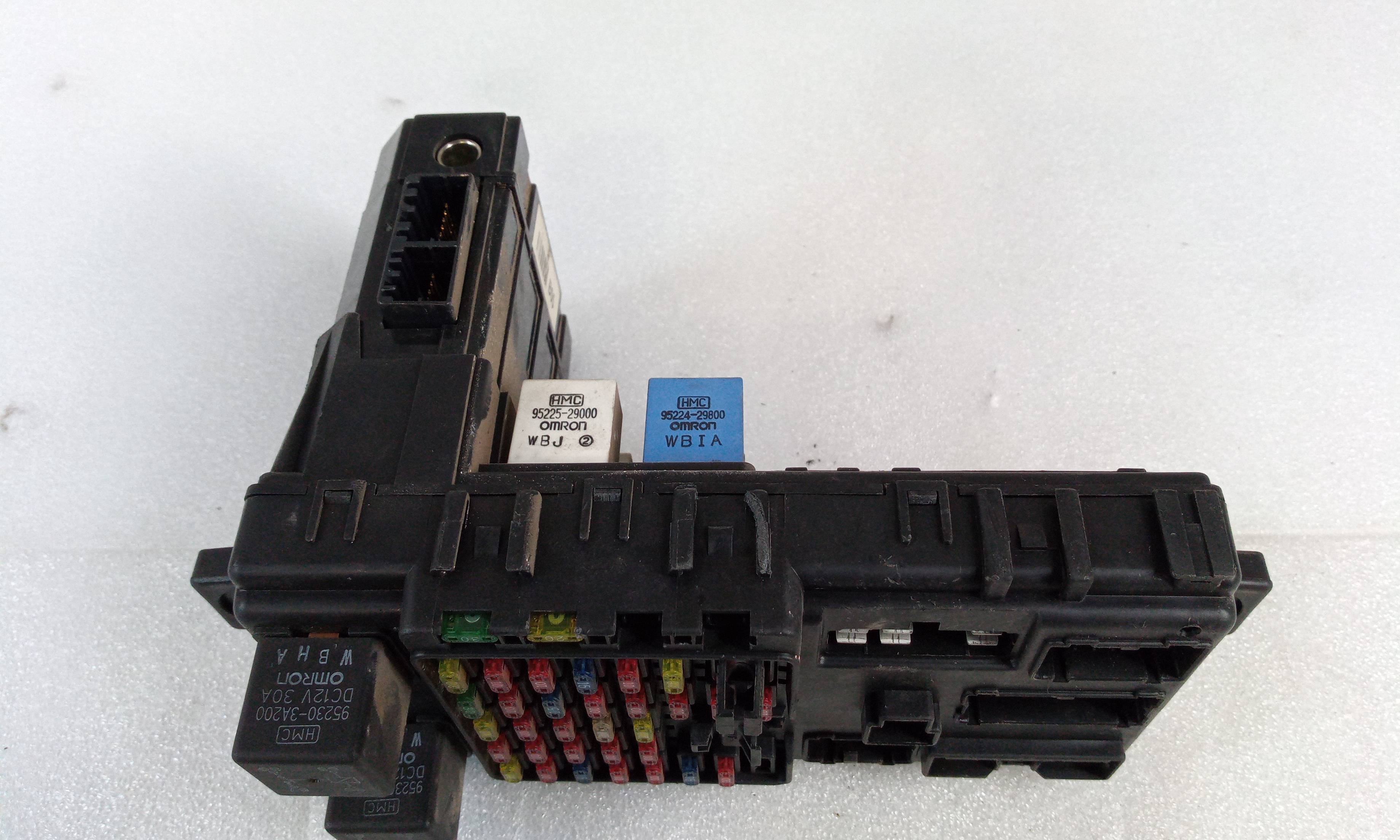 Caja de relés / fusibles D4EA 9540026500 de Hyundai Santa fé i (sm) 2001-2006 - pieza usada