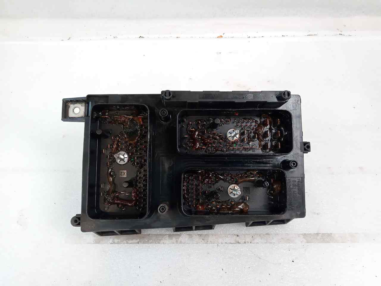 Caja de relés / fusibles 13242781 de Opel Zafira b 2005-2010 - pieza usada