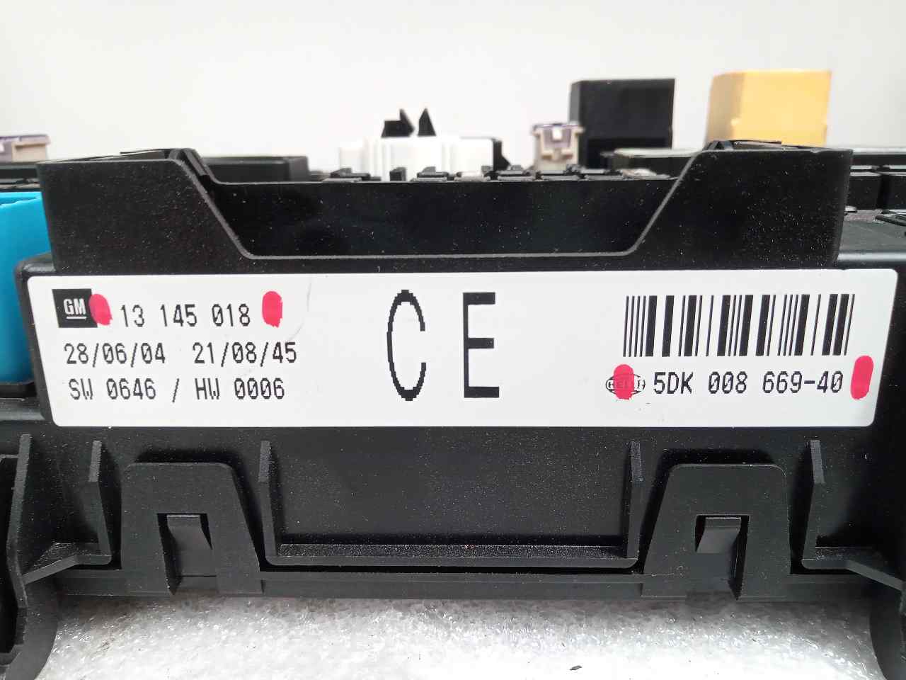 Caja de relés / fusibles 13145018 de Opel Astra h station wagon (a04) 2004-2010 140 CV - pieza usada