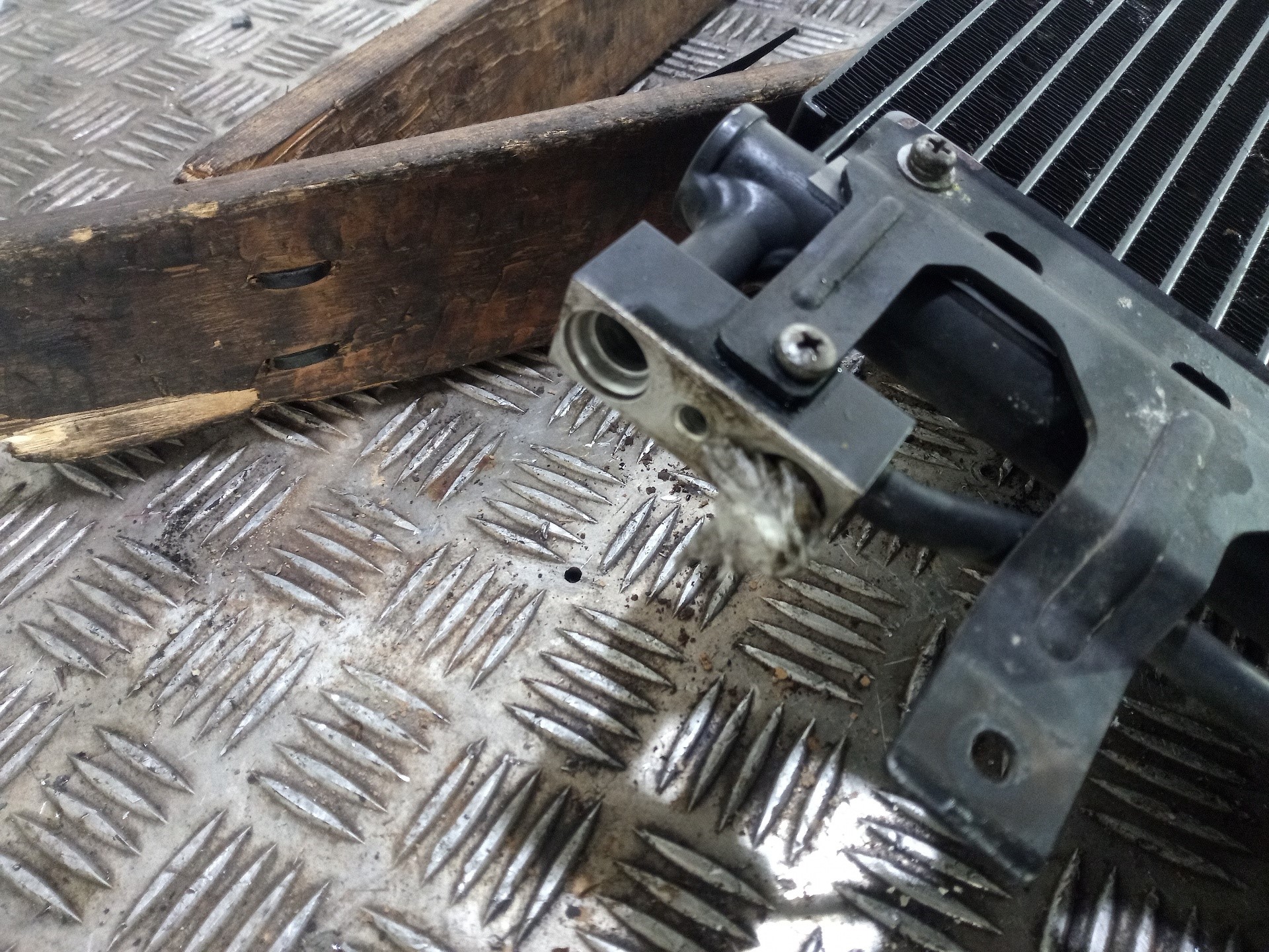 Condensador / radiador aire acondicionado 4825941 de Volkswagen California t4 camper (7dj, 7dk, 70j) 0-0 75 CV - pieza usada