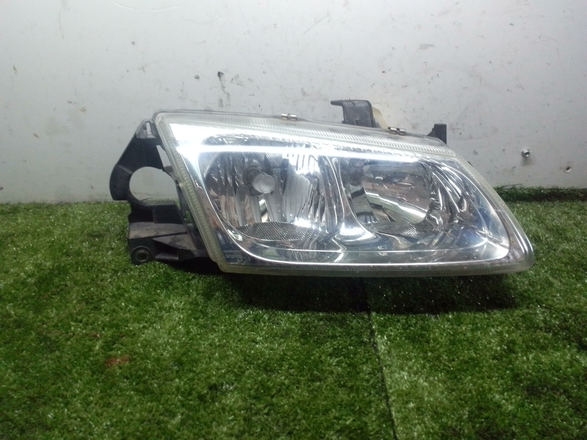 NISSAN Almera N16 (2000-2006) Front Right Headlight 89003330 23799736