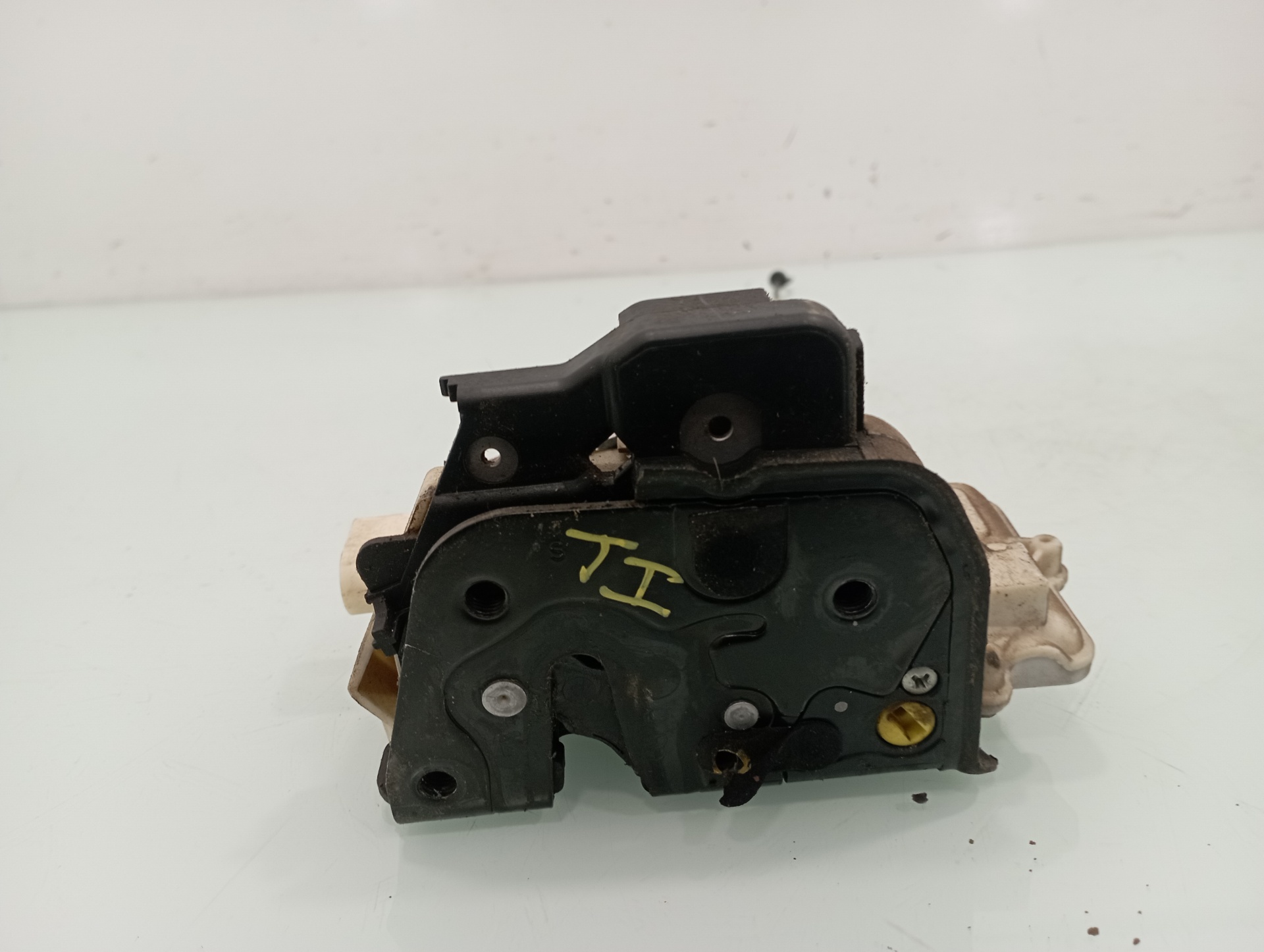 AUDI A6 C6/4F (2004-2011) Замок задней левой двери 4F0839015 19110325