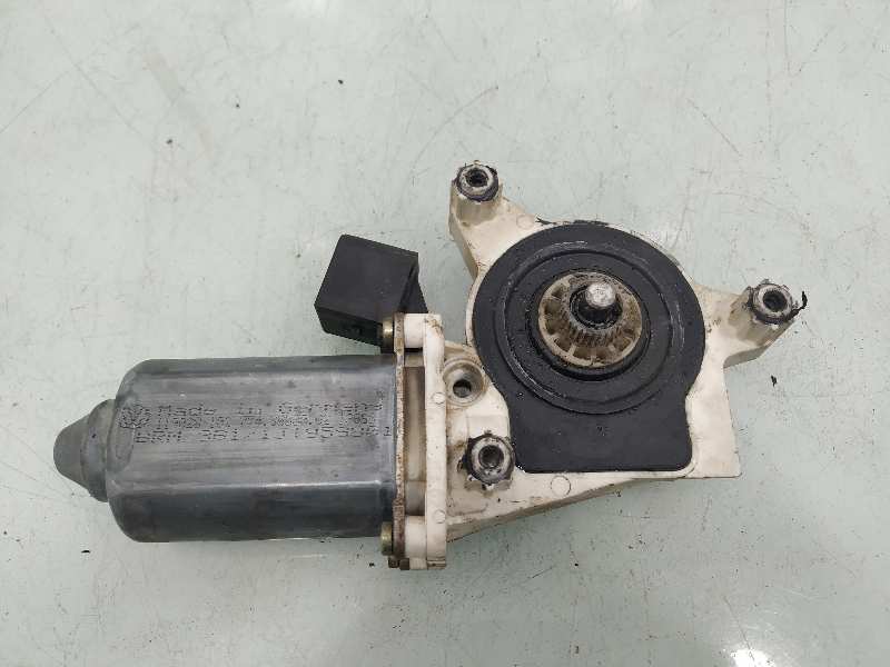 VOLKSWAGEN Passat B5 (1996-2005) Forreste venstre dør vinduesregulator motor 1J1959801 19140348