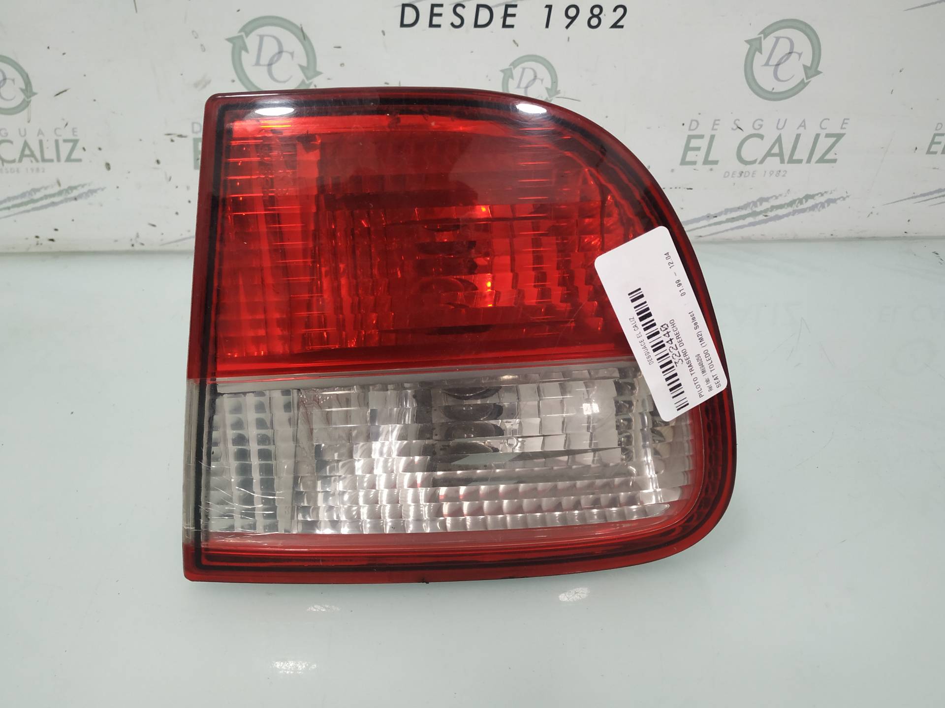 SEAT Toledo 2 generation (1999-2006) Rear Right Taillight Lamp 1M6945259 19165079