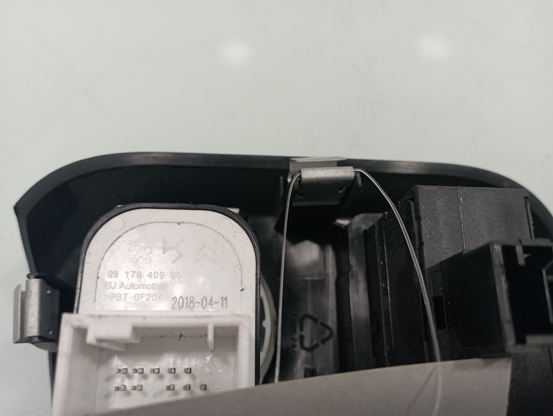 Mando retrovisor YH01 9817840980 de Citroen C4 cactus 2014-0 102 CV con 45105 km