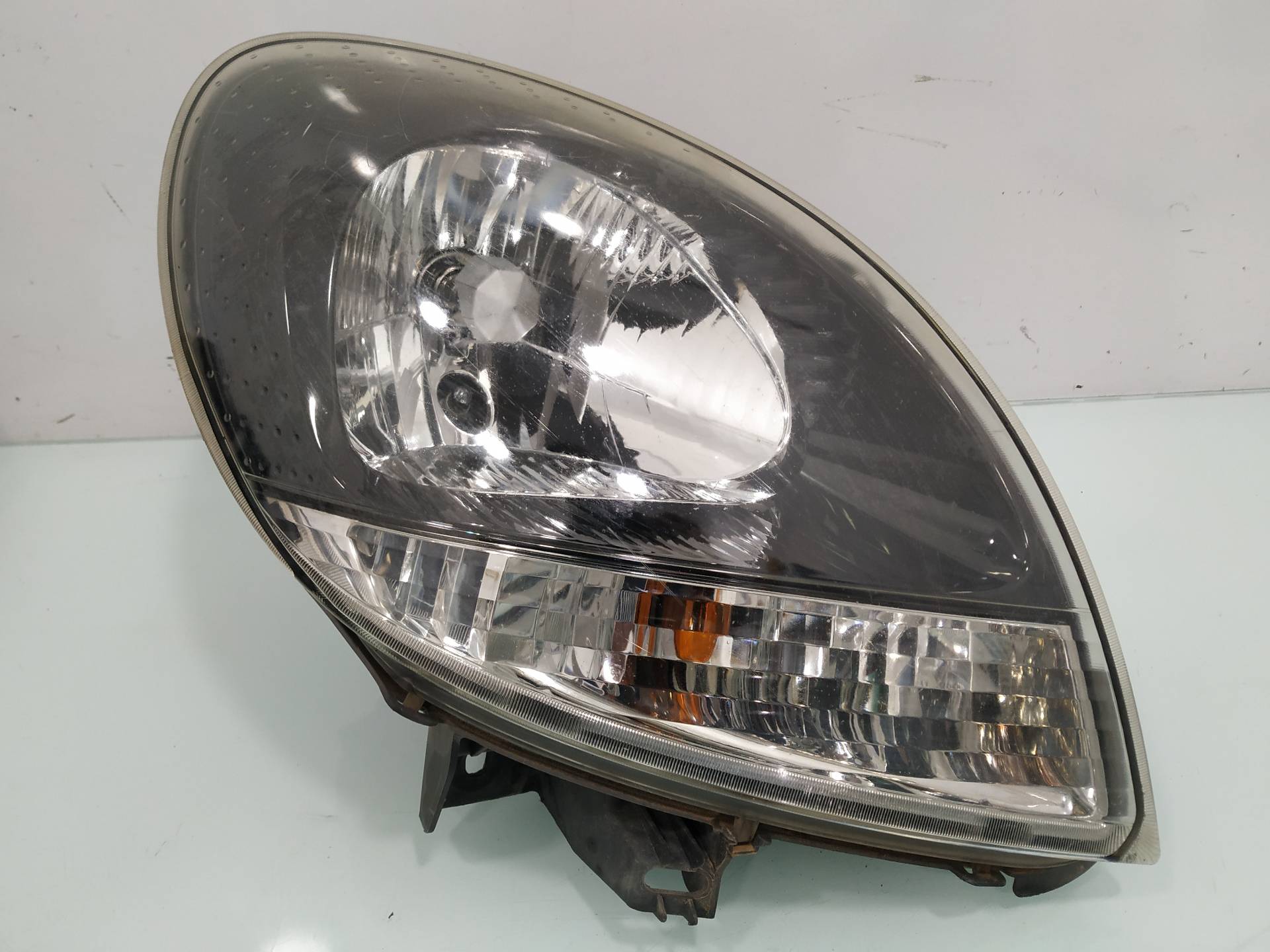 Faro derecho K9K714 8200444260 de Renault Kangoo 2003-0 con 196589 km - pieza usada