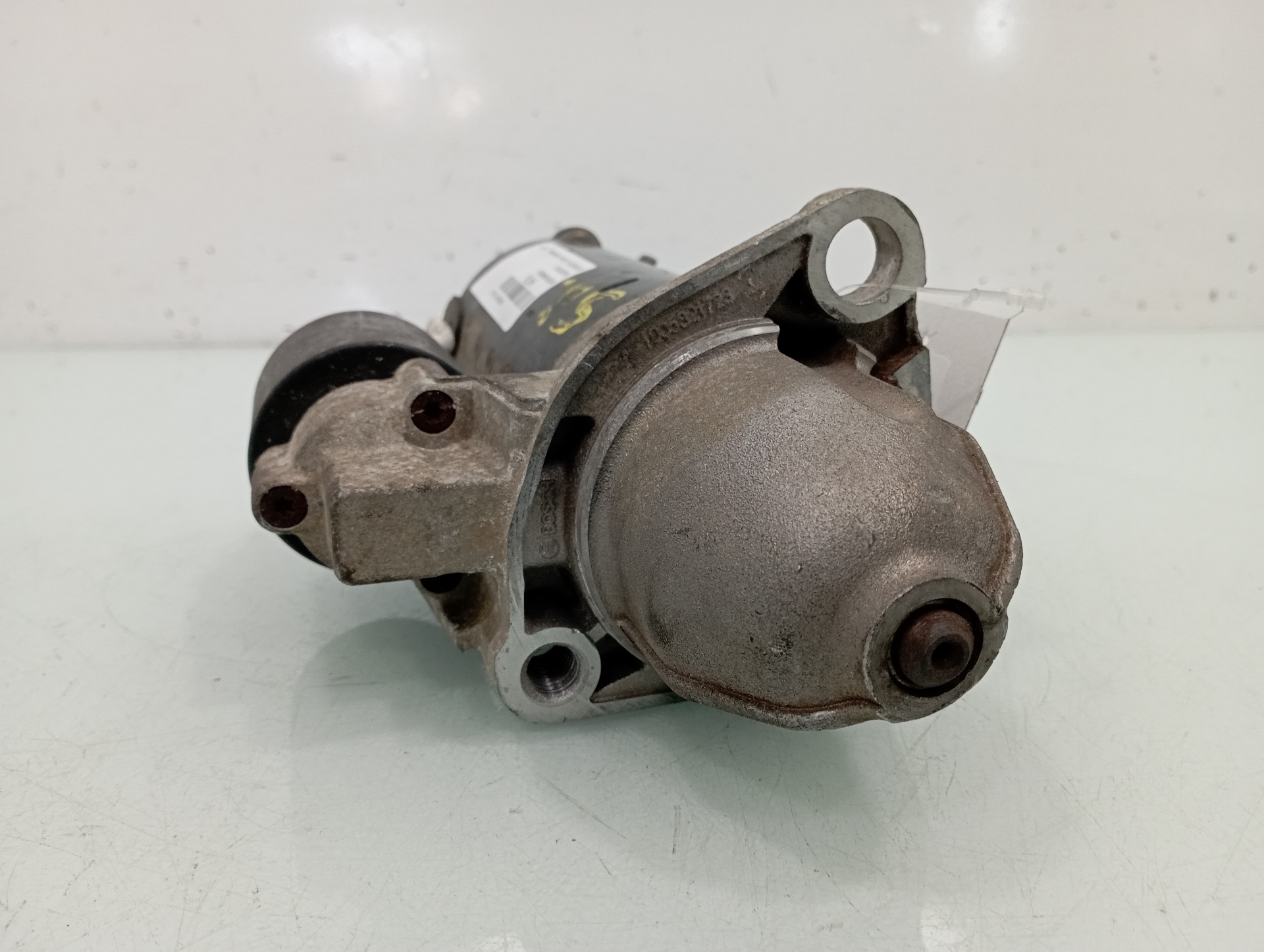 Starter motor 0001110100 de Audi A8 1999-0 - pieza usada