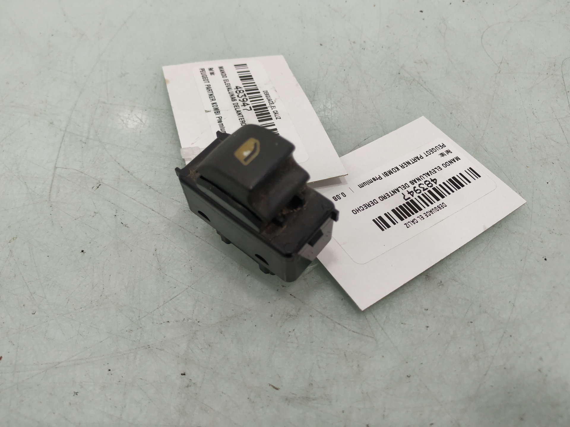 PEUGEOT Partner 2 generation (2008-2023) Front Right Door Window Switch 26855657