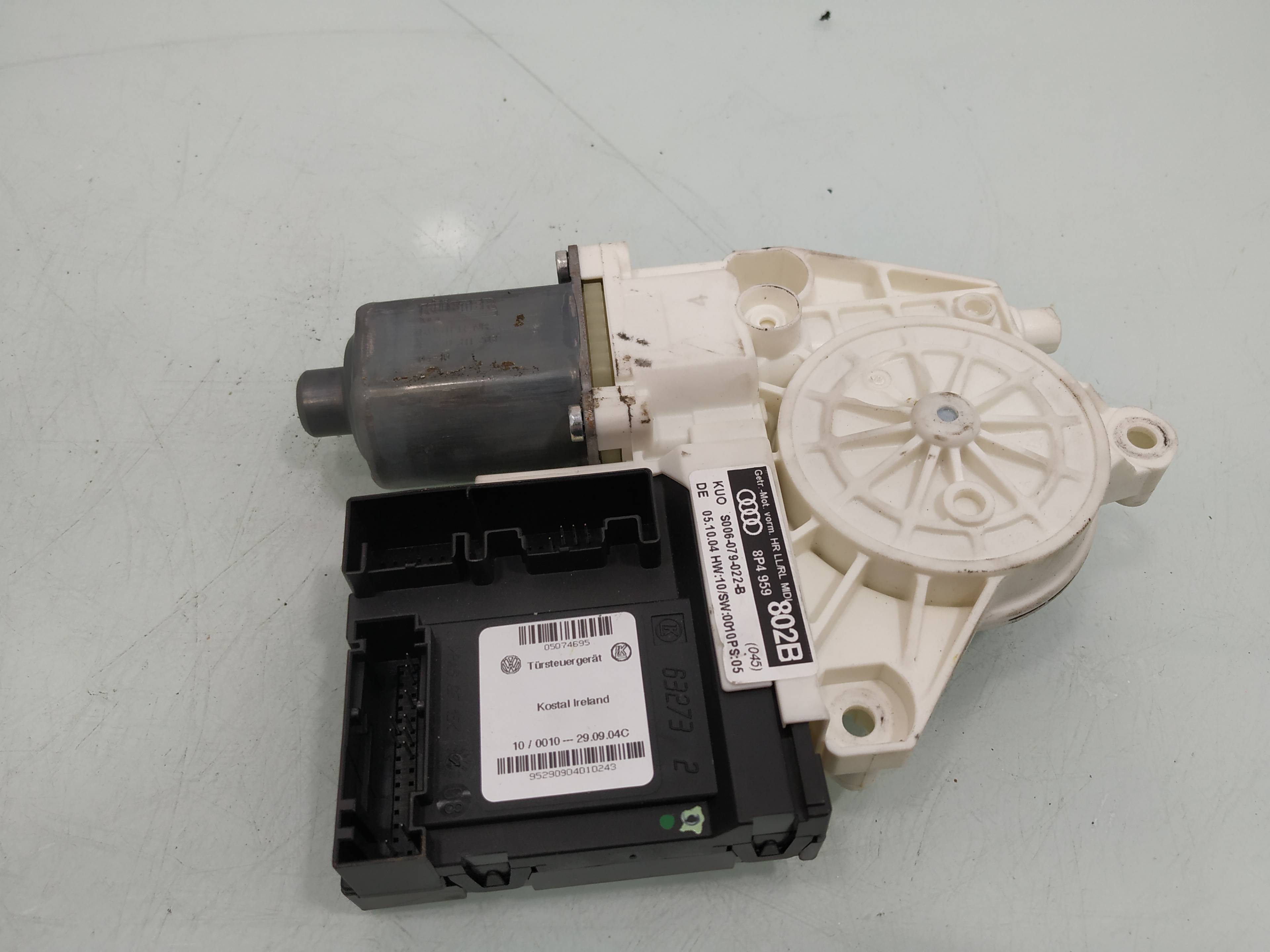 AUDI A3 8P (2003-2013) Moteur de commande de vitre de porte arrière droite 8P4959802B 19422137