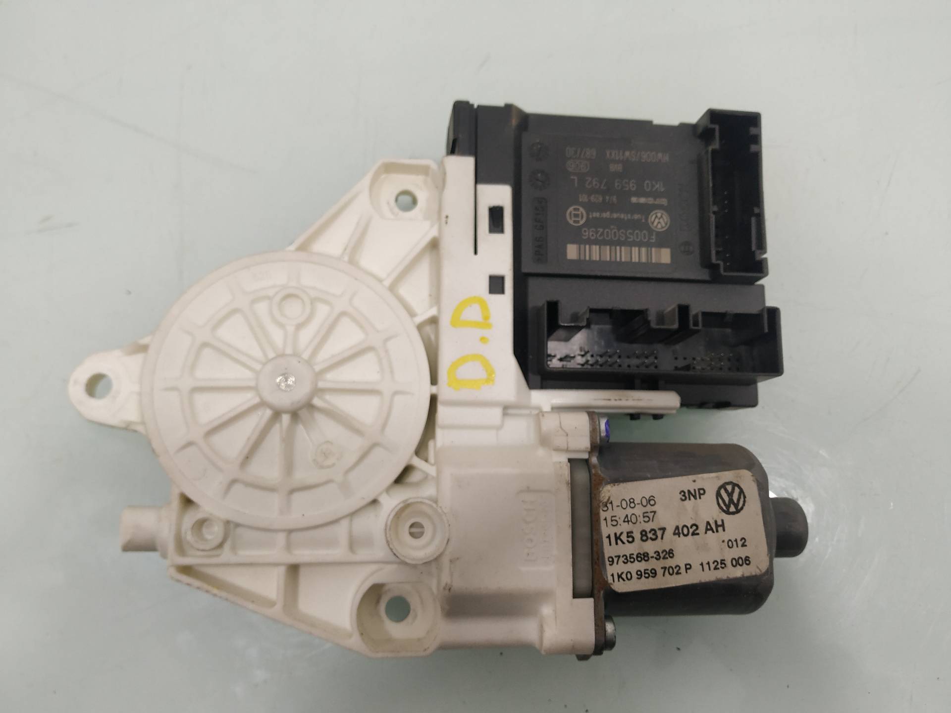 VOLKSWAGEN Jetta 5 generation (2005-2011) Front Right Door Window Control Motor 1K0959792L 19203296