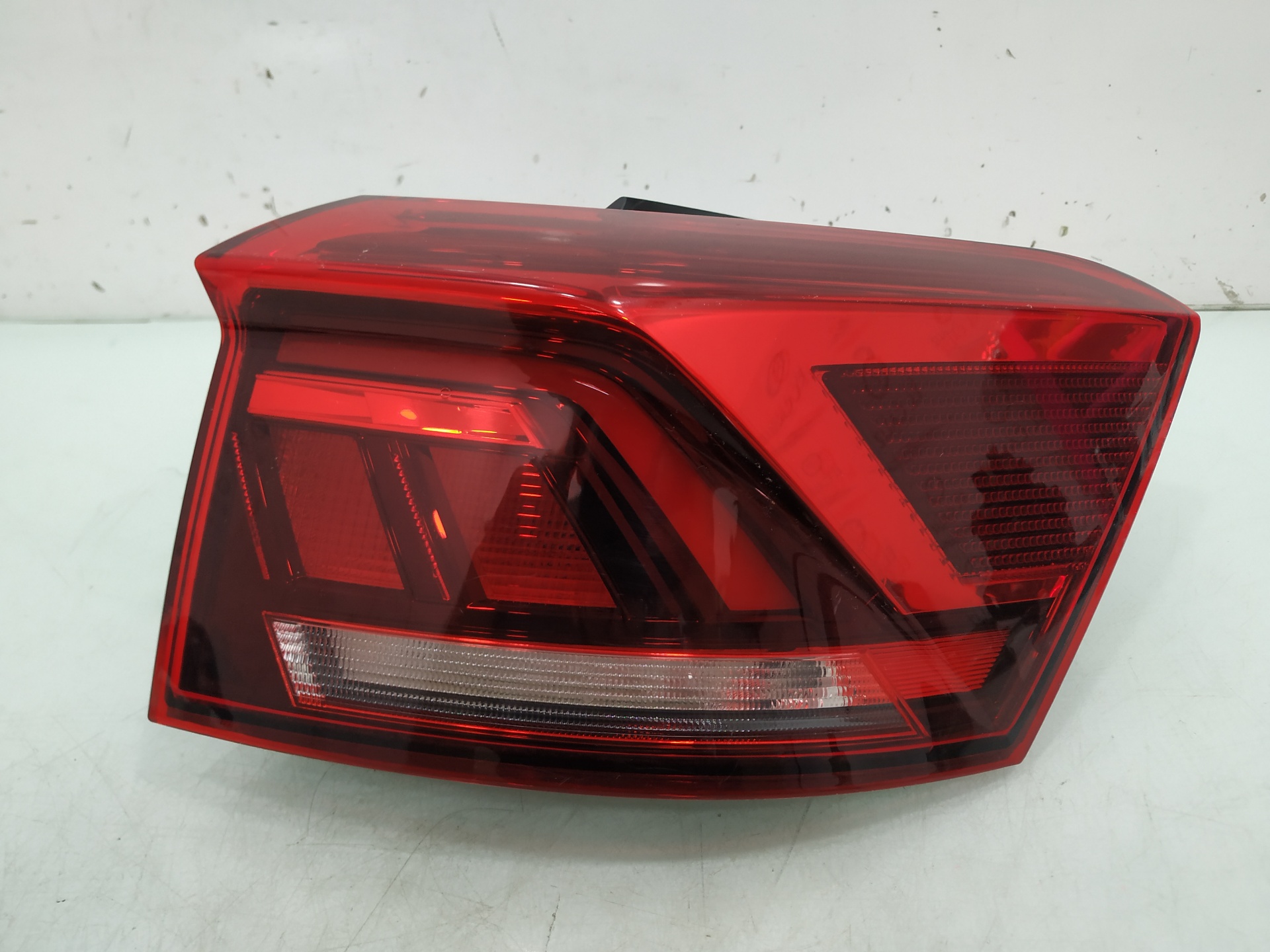 VOLKSWAGEN T-Roc 1 generation (2017-2024) Rear Right Taillight Lamp 2GA945096D 25929761