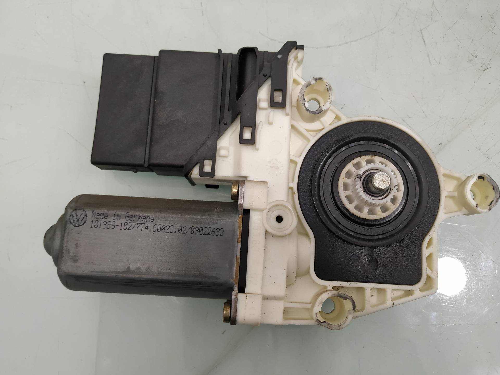 VOLKSWAGEN Bora 1 generation (1998-2005) Rear Left Door Window Control Motor 105406301 19043792