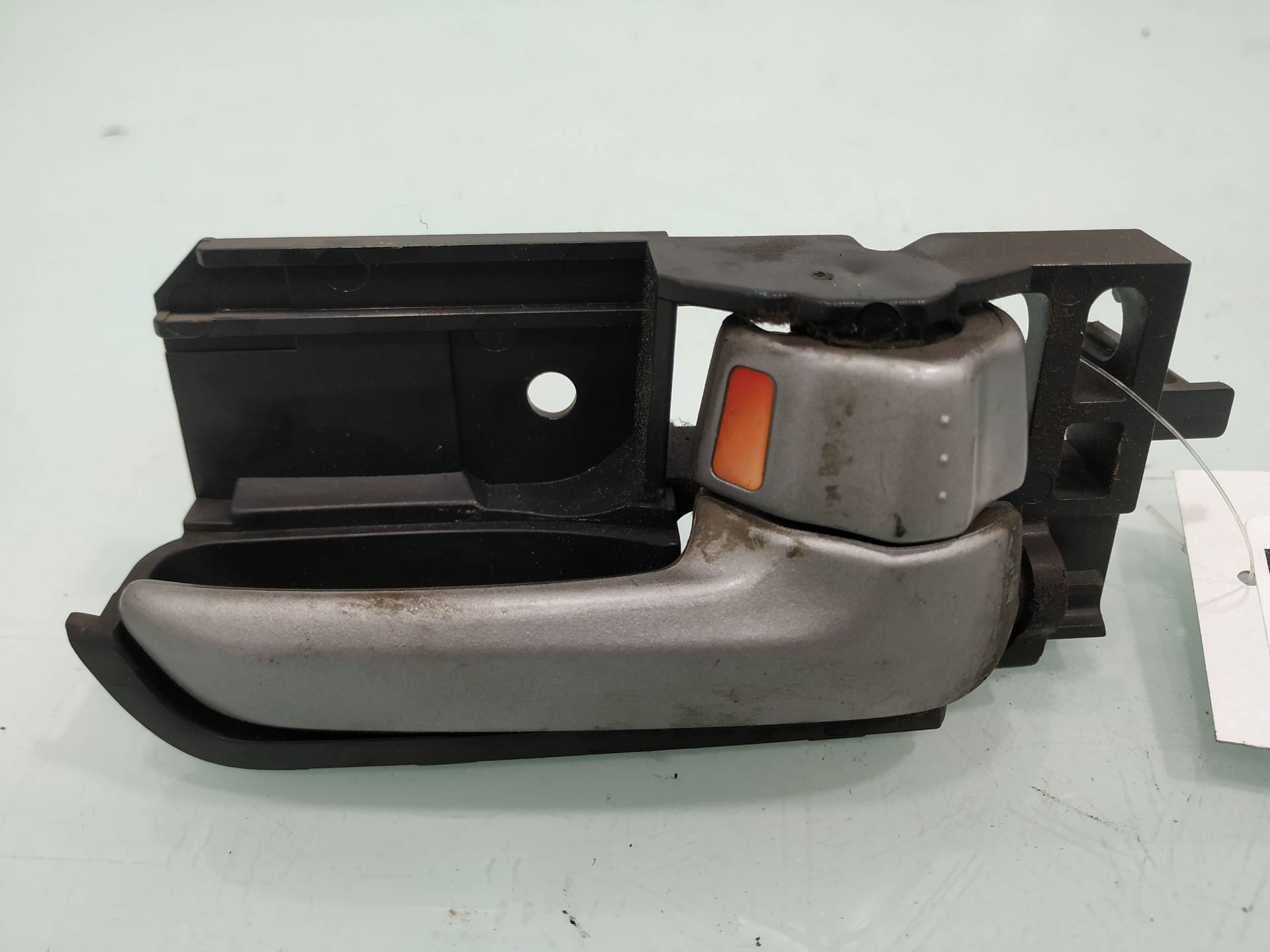 Maneta interior delantera derecha M13A 8311062J10BWL de Suzuki Swift iii (mz, ez) 2005-2010 con 132261 km - pieza usada