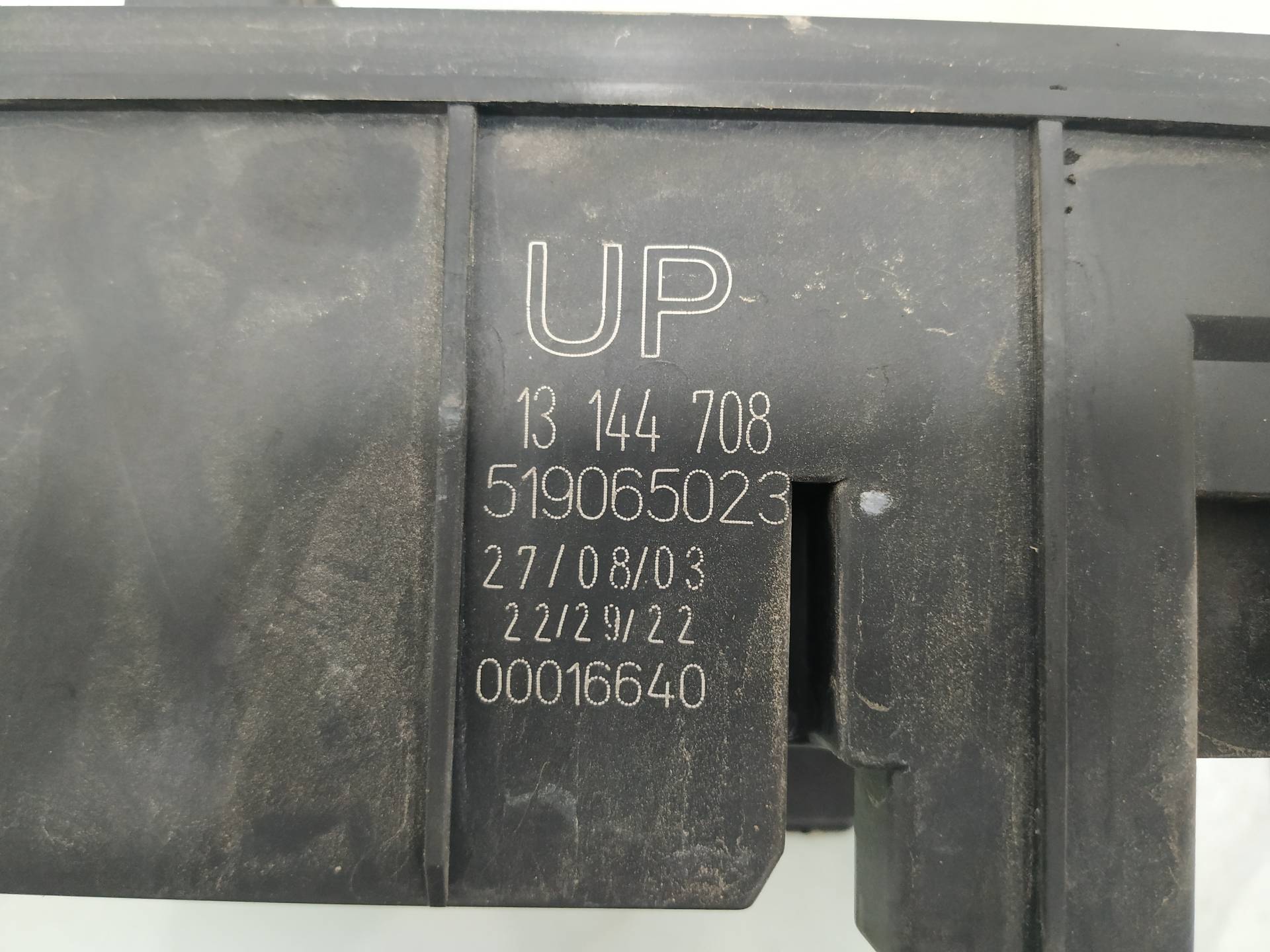 OPEL Vectra C (2002-2005) Fuse Box 13144708 19060879