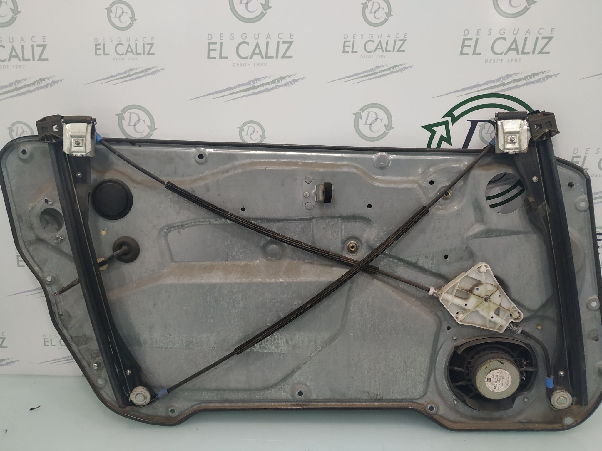 SEAT Cordoba 2 generation (1999-2009) Lève-vitre de porte avant droite 6Q2959801A 18893422