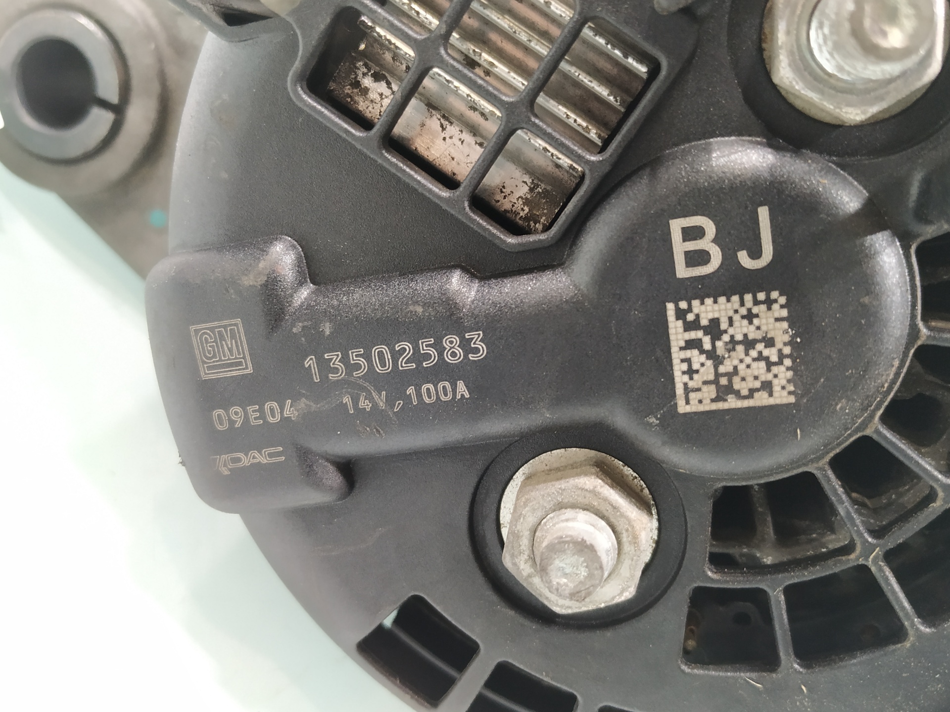 Generator A20DTH 13502583 de Opel Insignia a sports tourer (g09) 2008-2012 - pieza usada