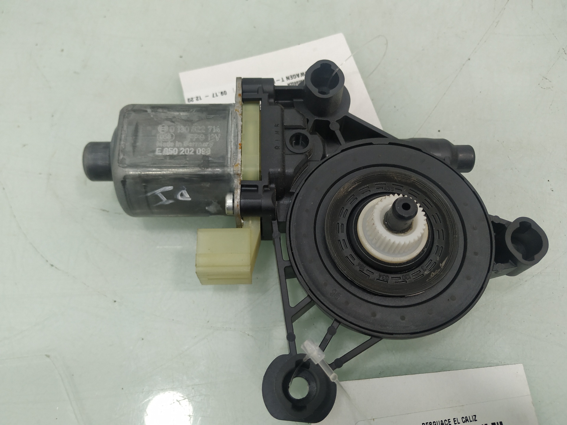 VOLKSWAGEN T-Roc 1 generation (2017-2024) Moteur de lève-vitre de porte avant gauche 5Q0959802A 25930468