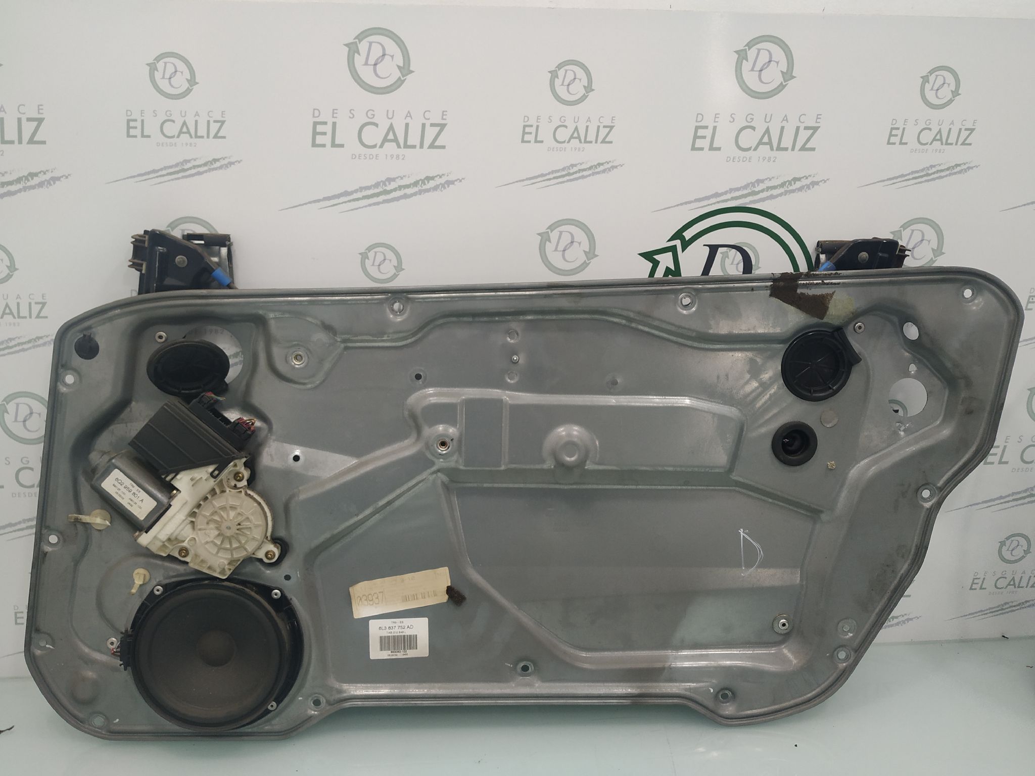 SEAT Cordoba 2 generation (1999-2009) Lève-vitre de porte avant droite 6Q2959801A 18893422