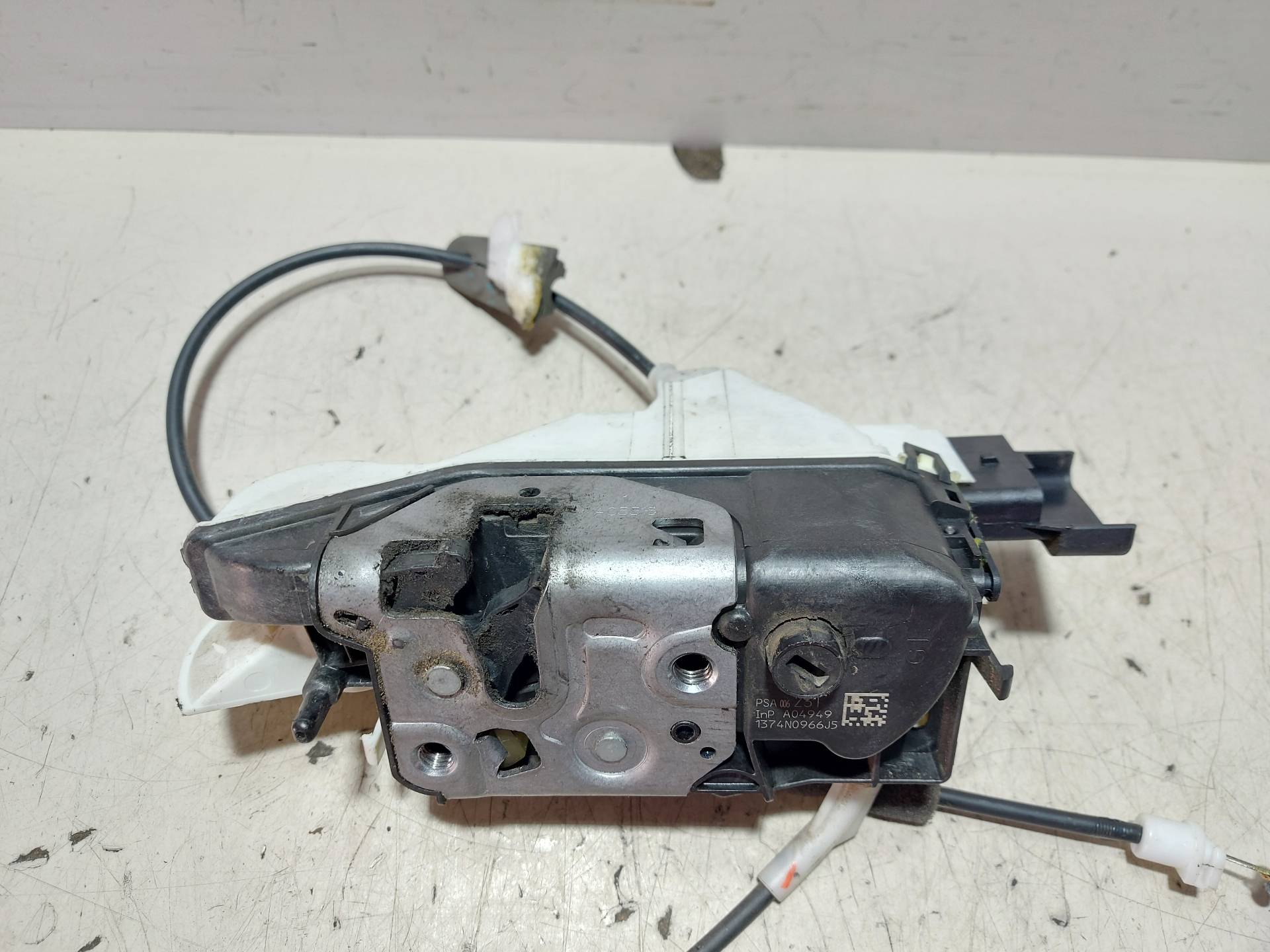 PEUGEOT 3008 2 generation (2017-2023) Front Left Door Lock A048069 25416084