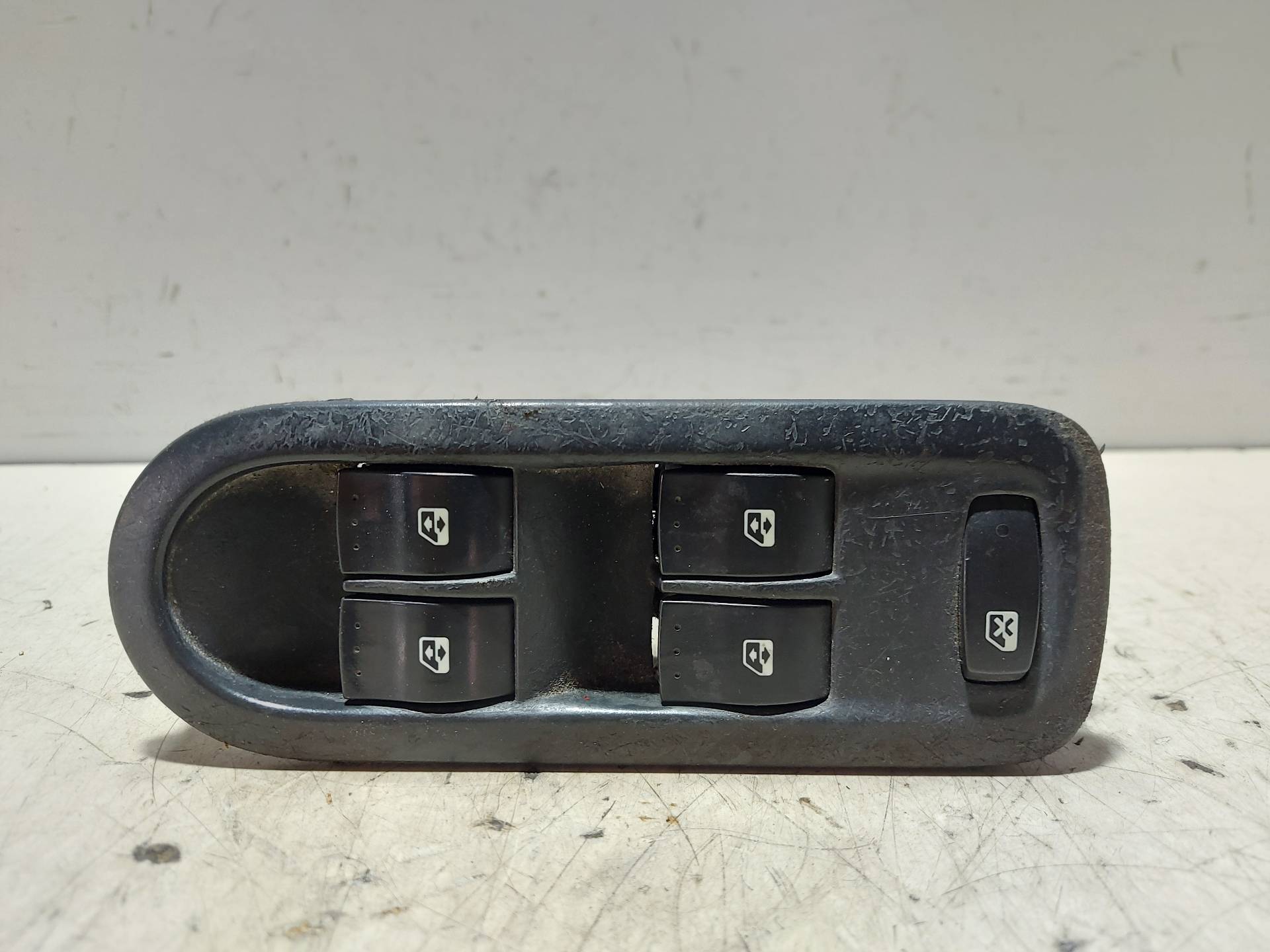 HYUNDAI i10 1 generation (2007-2013) Front Left Door Window Switch 15618070C 25416149