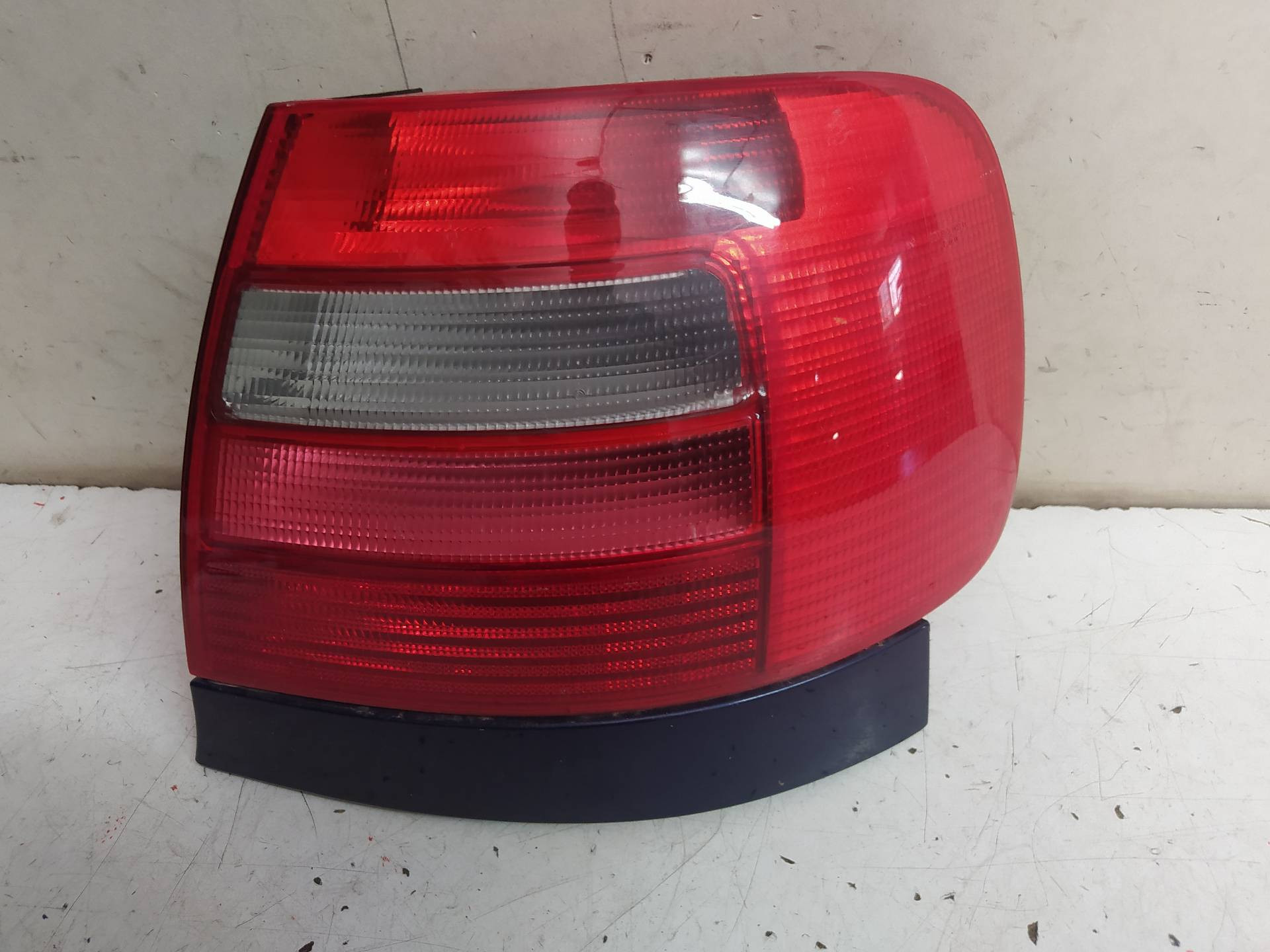 AUDI A4 B5/8D (1994-2001) Rear Right Taillight Lamp 20047766