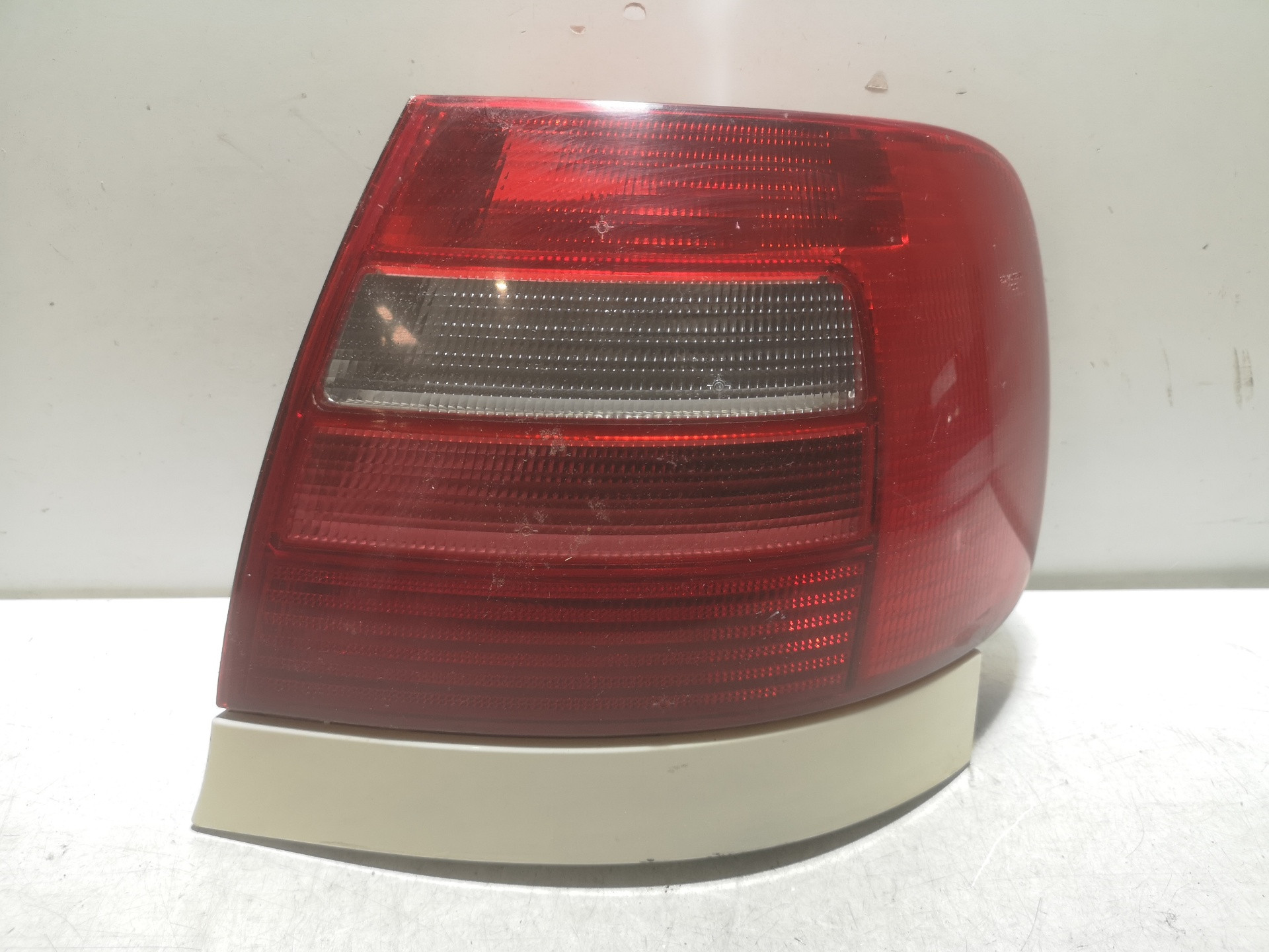 AUDI A4 B5/8D (1994-2001) Rear Right Taillight Lamp 20037203