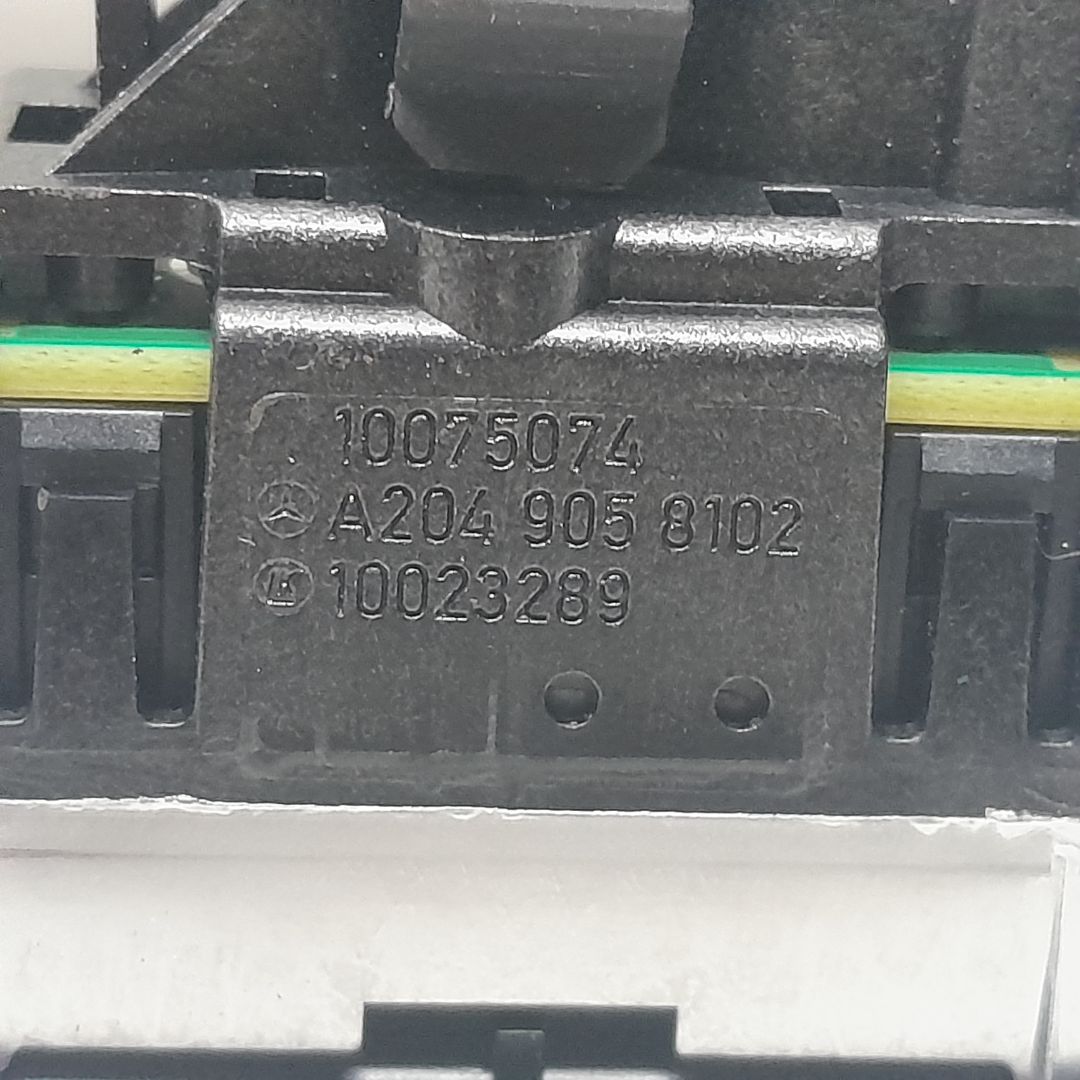 Mando elevalunas trasero derecho 270910 W2049058102 de Mercedes-benz Cla coupé (c117) 2013-2019 - pieza usada