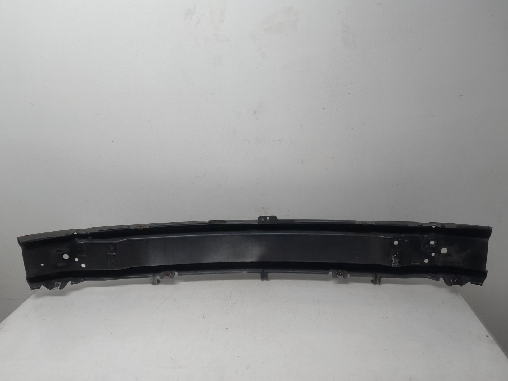 Refuerzo paragolpes delantero APQ 6N0805551 de Volkswagen Polo 1994-1998 - pieza usada