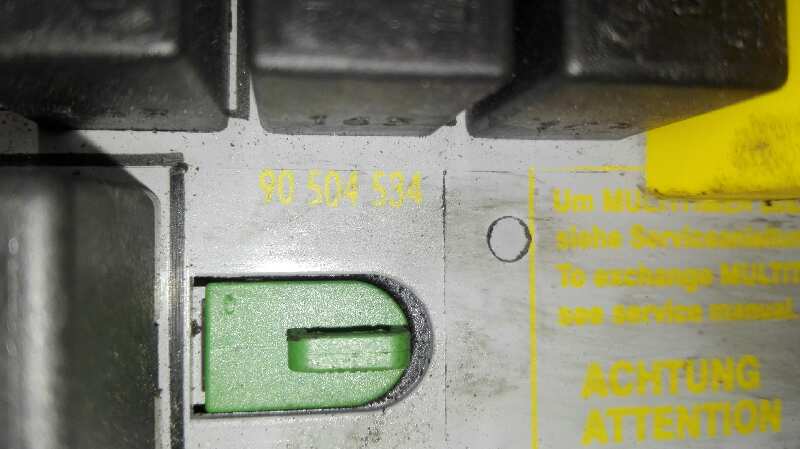 Caja de relés / fusibles X20DTH 90504534 de Opel Vectra 1995-1999 - pieza usada