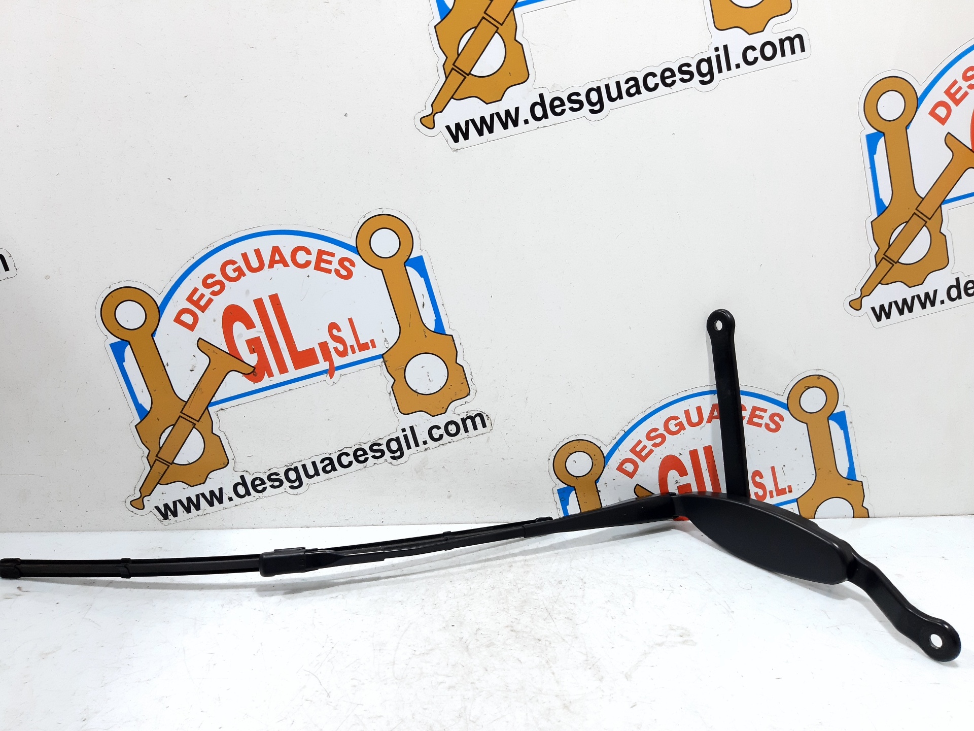 Brazo del limpia delantero derecho 192A1000 A2058203501 de Mercedes-benz Clase c 2018-2019 - pieza usada