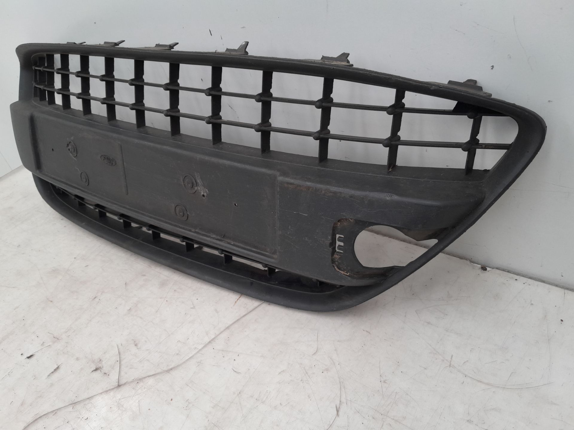 Rejilla paragolpes central WJZ 8A6117B968A de Ford Fiesta vi (cb1, ccn) 2008-2012 con 222921 km - pieza usada