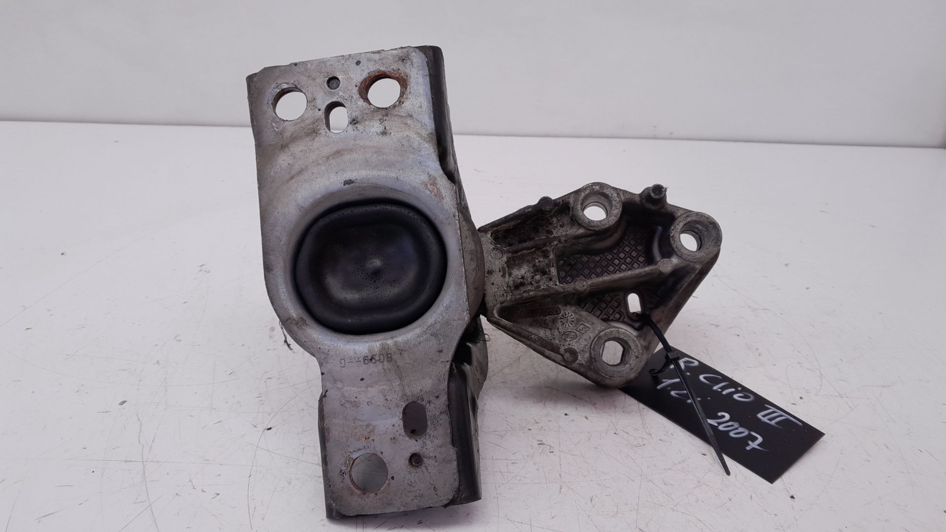 Soporte motor 8200586890 de Renault Clio iii 2013-2014 - pieza usada