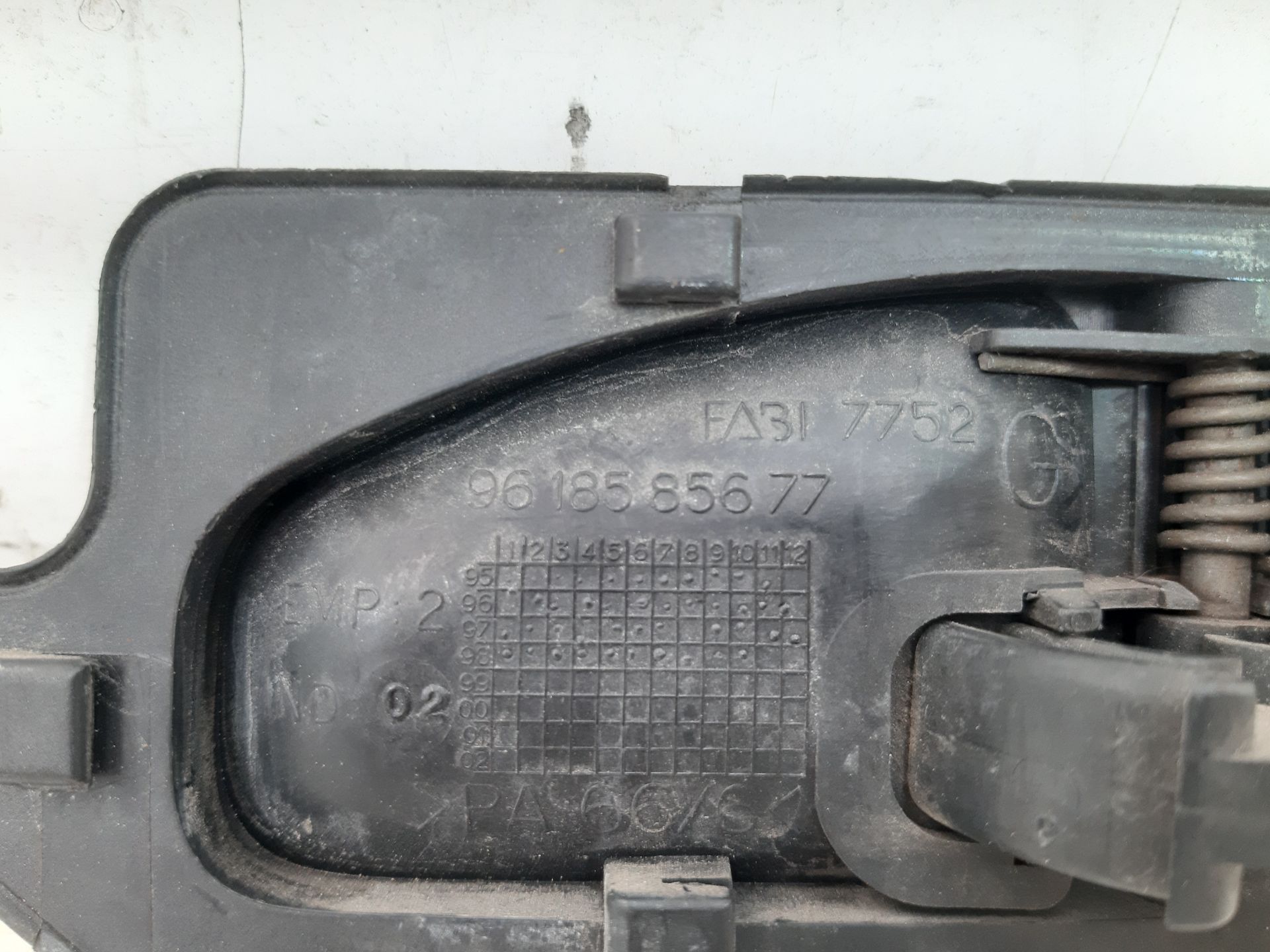 Maneta interior delantera izquierda 9618585677 de Citroen Saxo 1996-1999 - pieza usada